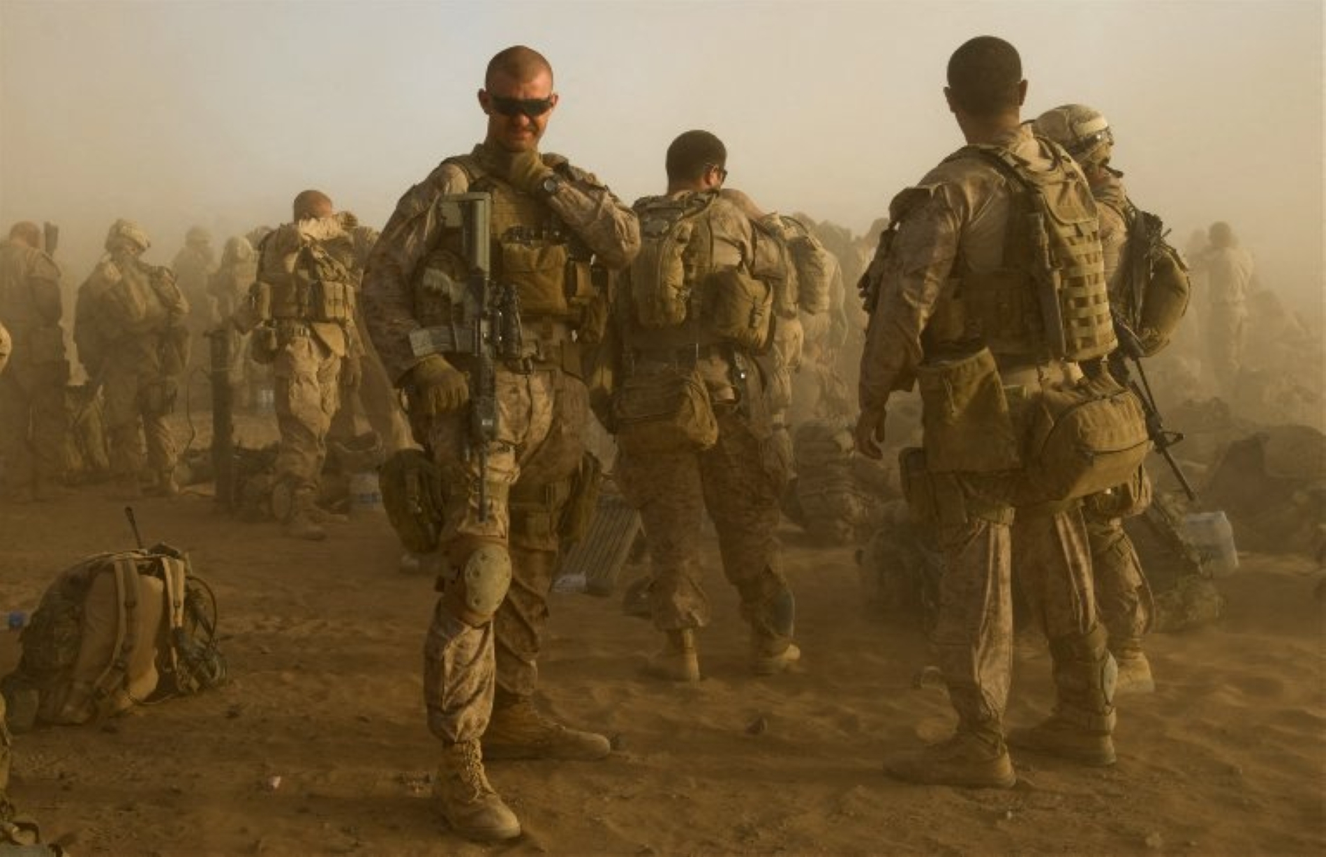ABD Deniz Piyadeleri, Afganistan'ın güneyindeki Helmand eyaletinde bulunan Camp Dwyer'da Taliban kalelerine karşı düzenlenecek Hançer Operasyonu'na katılmak üzere helikopterlere binmeyi bekliyor, 2 Temmuz 2009 (AFP)