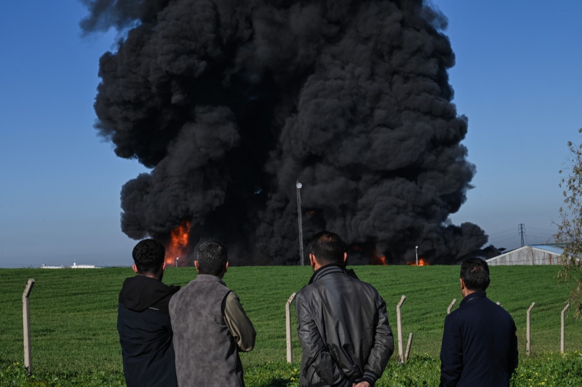  IKBY’nin başkenti Erbil'in eteklerindeki Kani Kirzala bölgesinde bulunan bir petrol deposundan, şüpheli bir İHA saldırısının ardından dumanlar yükseliyor, 1 Nisan 2026 (AFP)