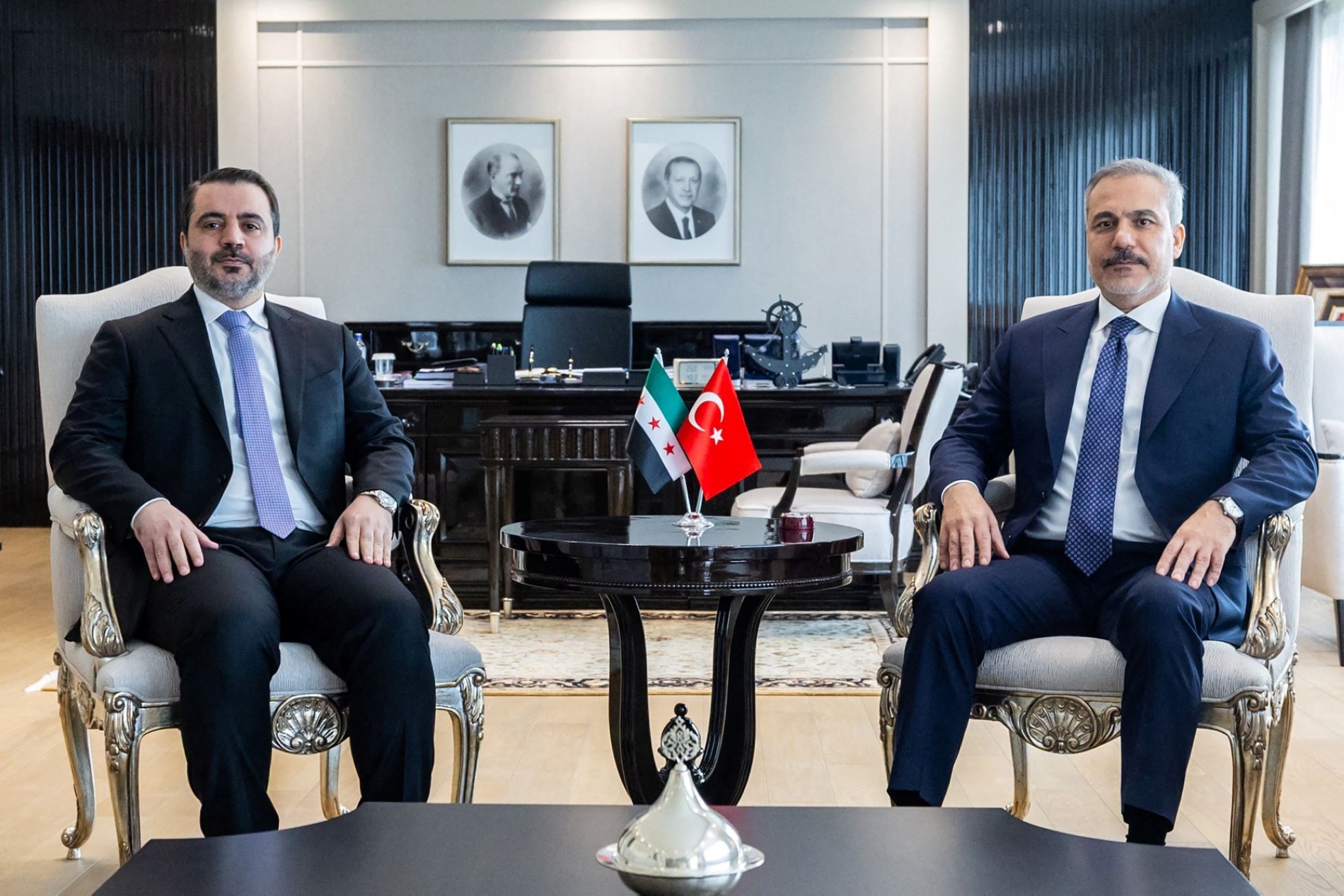 Türkiye Dışişleri Bakanı Hakan Fidan, Ankara'da Suriye Dışişleri Bakanı Esad Şeybani ile görüştü, 8 Ekim 2025 (AFP)