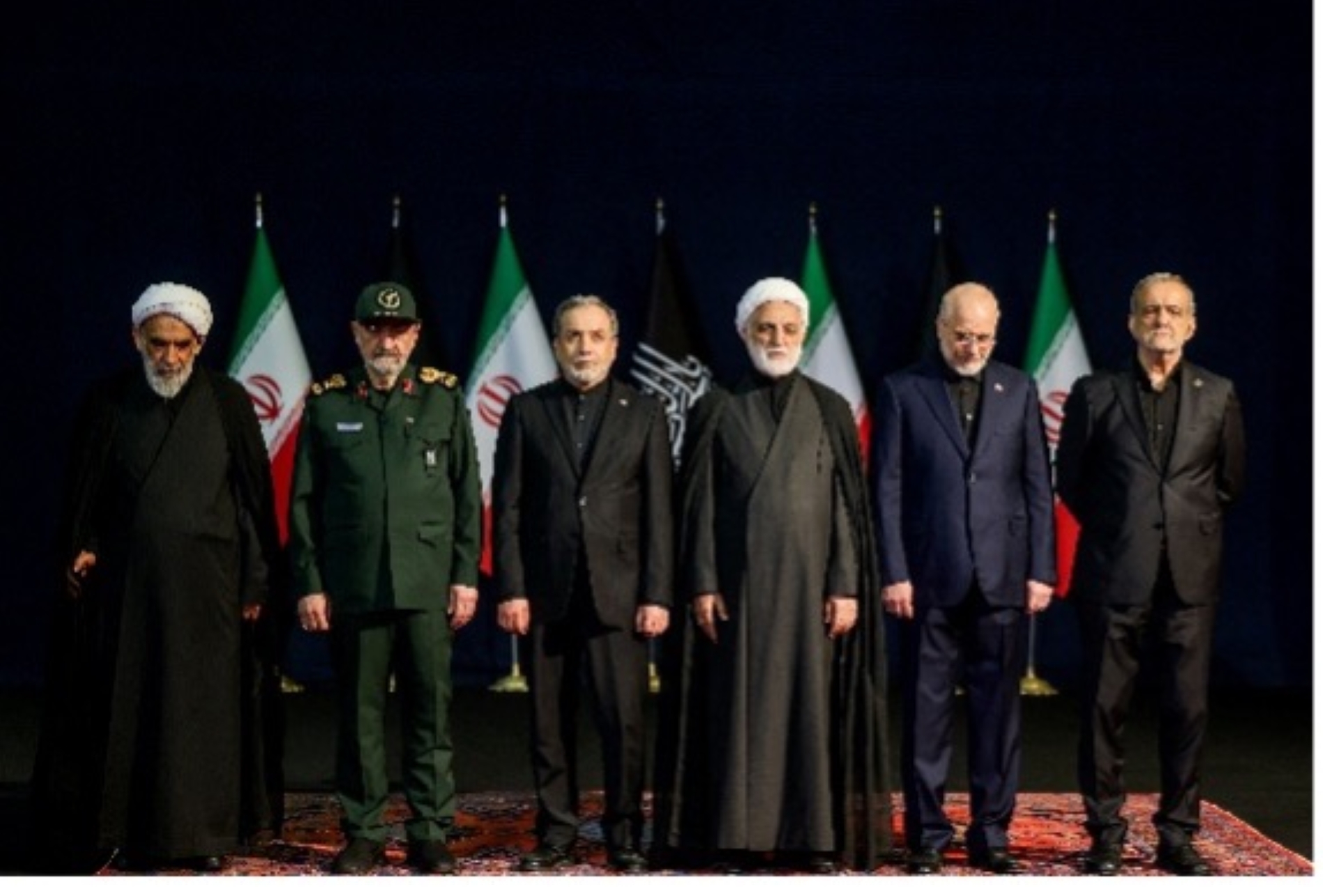 Uzmanlar Meclisi Üyesi Muhsin Kumi, Dini Liderin Danışmanı Muhsin Rızai, Dışişleri Bakanı Abbas Arakçi, Yargı Erki Başkanı Gulam Hüseyin Muhsini Ejei, Meclis Başkanı Muhammed Bakır Kalibaf ve Cumhurbaşkanı, Tahran'da Ali Hamaney için düzenlenen veda töreninde, 3 Temmuz 2026 (Reuters)