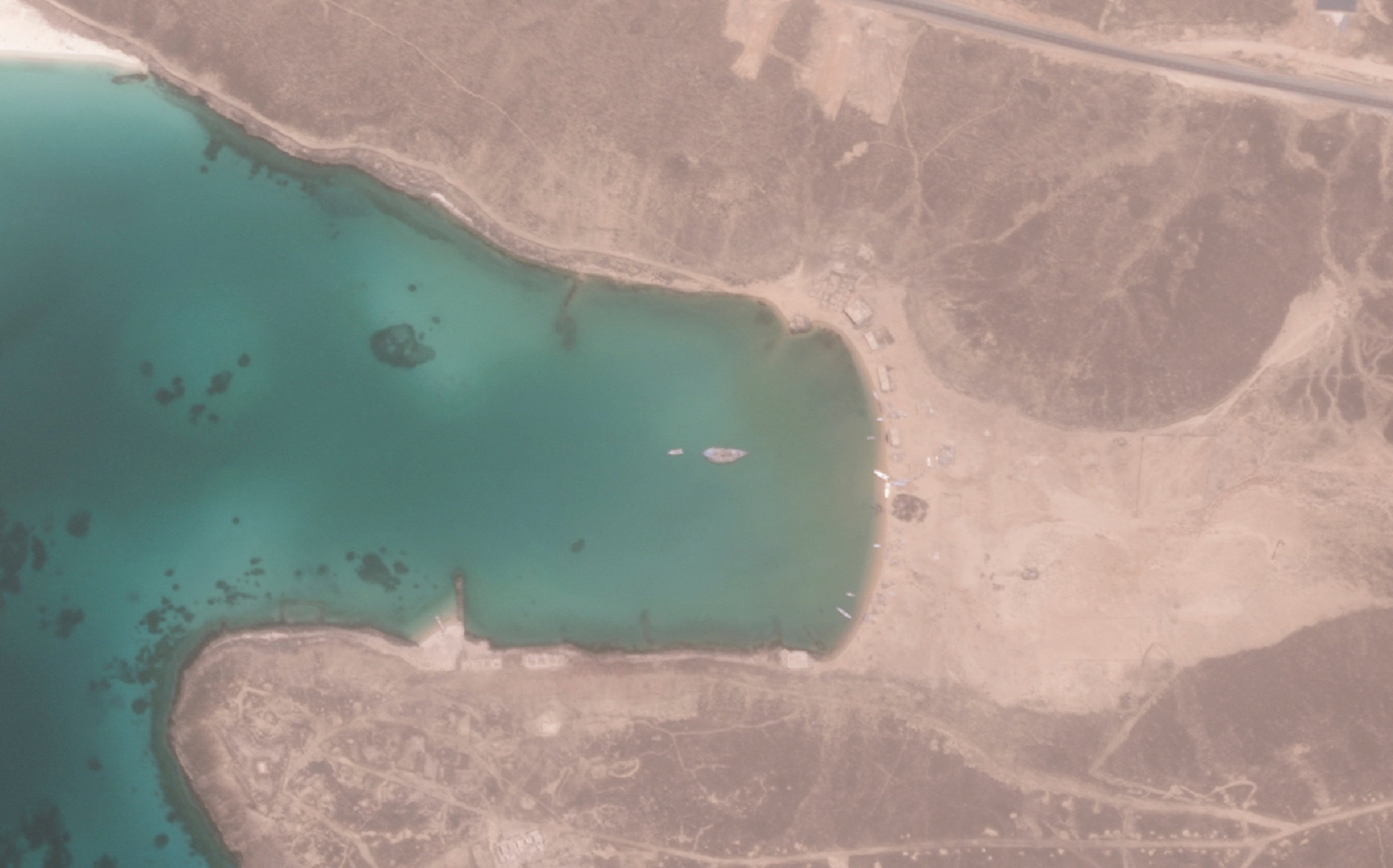 13 Eylül 2026 tarihinde, Yemen’deki Bab el-Mandeb Boğazı’ndaki “Brem” Adası çevresinde çekilen bir uydu görüntüsünde tekneler görülüyor.(Reuters)