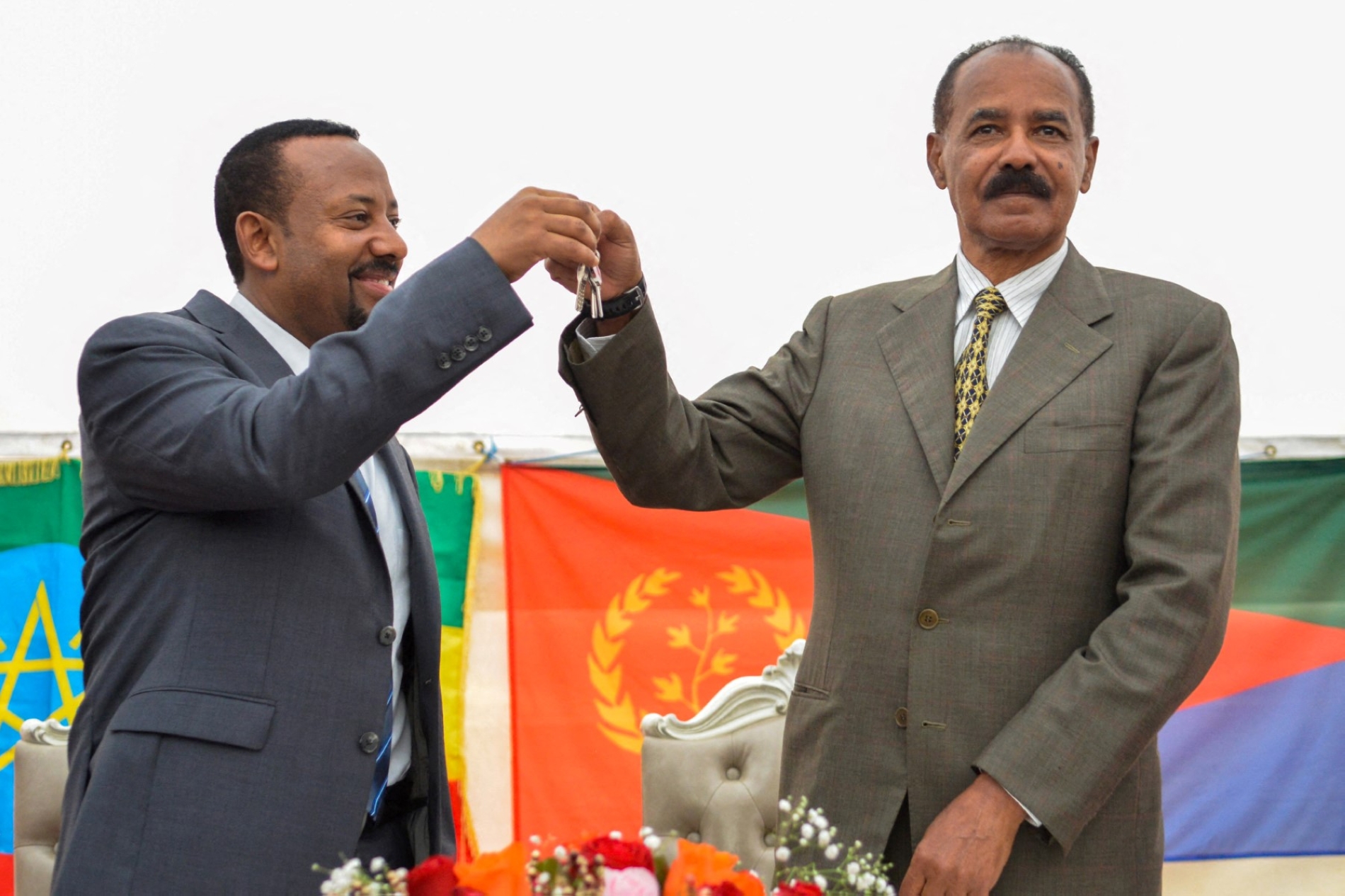  Etiyopya Başbakanı Abiy Ahmed ve Eritre Cumhurbaşkanı Isaias Afwerki, Etiyopya'nın Addis Ababa kentindeki Eritre büyükelçiliğinin yeniden açılışını kutluyor, 16 Temmuz 2018 (AFP)