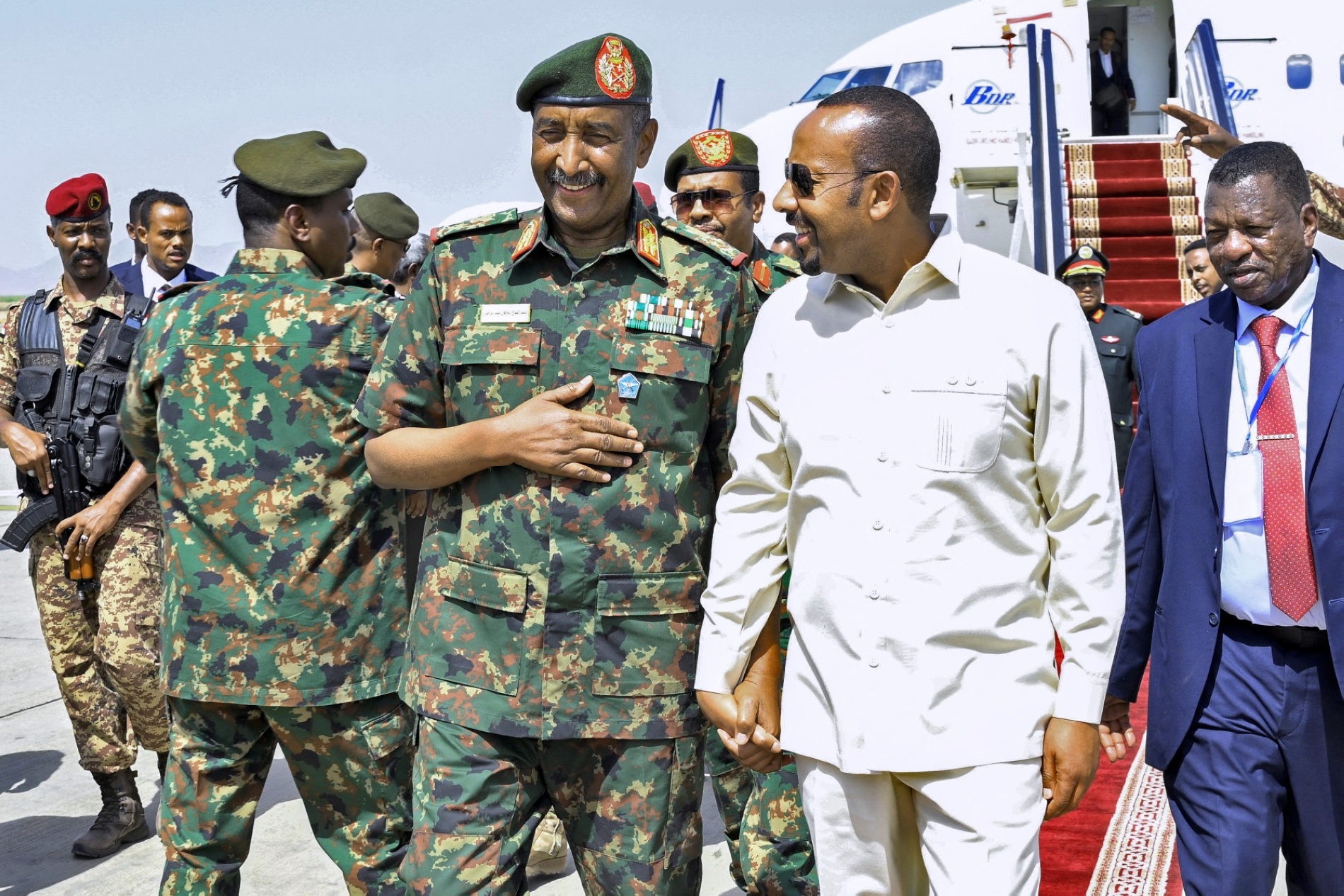 Sudan Egemenlik Konseyi Başkanı General Abdulfettah Burhan, Port Sudan Uluslararası Havalimanı'nda Etiyopya Başbakanı Abiy Ahmed'i karşılıyor, 9 Temmuz 2024 (AFP)