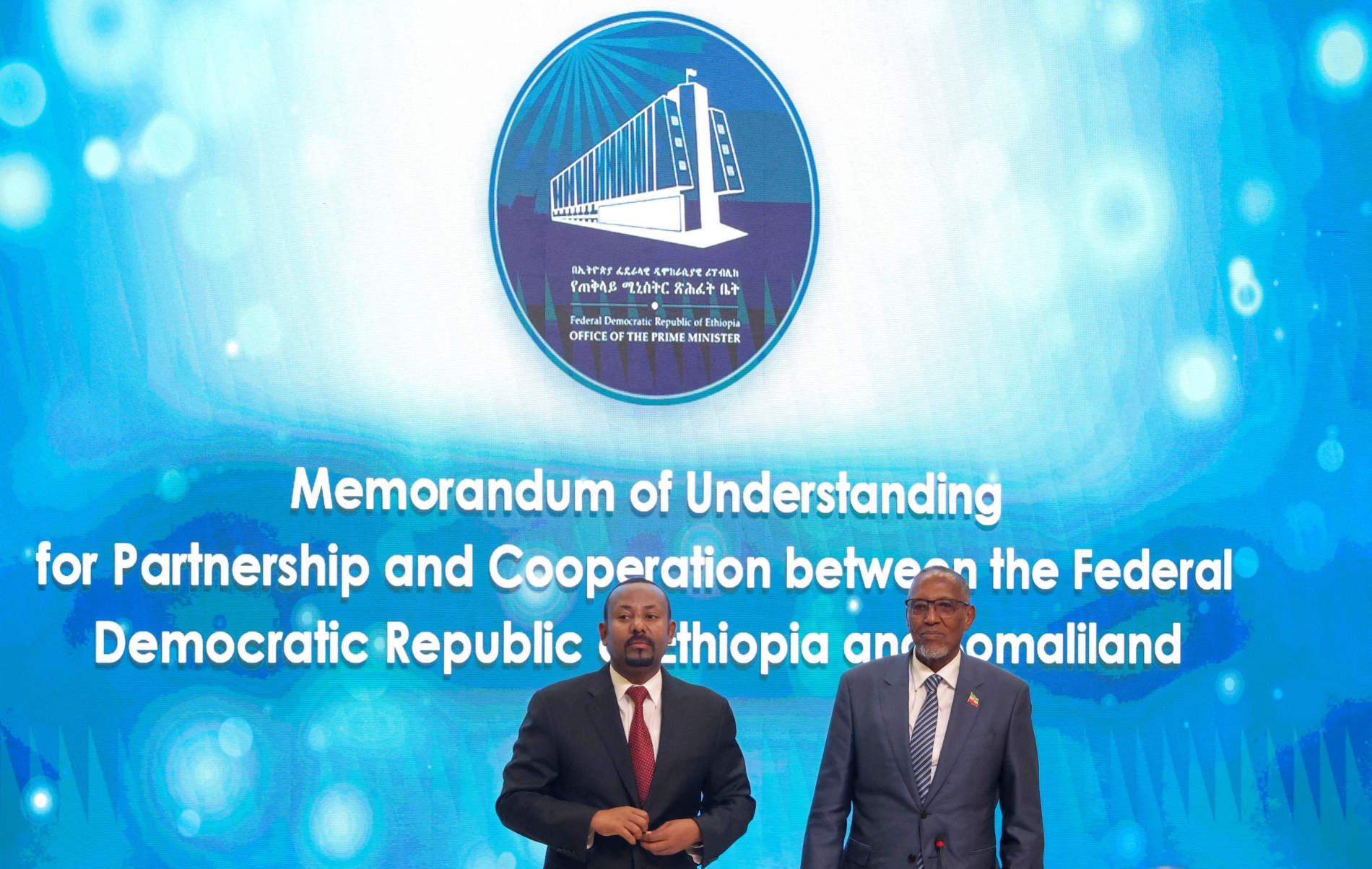 Somaliland Devlet Başkanı Muse Bihi Abdi ve Etiyopya Başbakanı Abiy Ahmed, Etiyopya'nın Addis Ababa kentinde bir liman inşasına ilişkin mutabakat zaptı imzalama töreninde, 1 Ocak 2024 (Reuters)