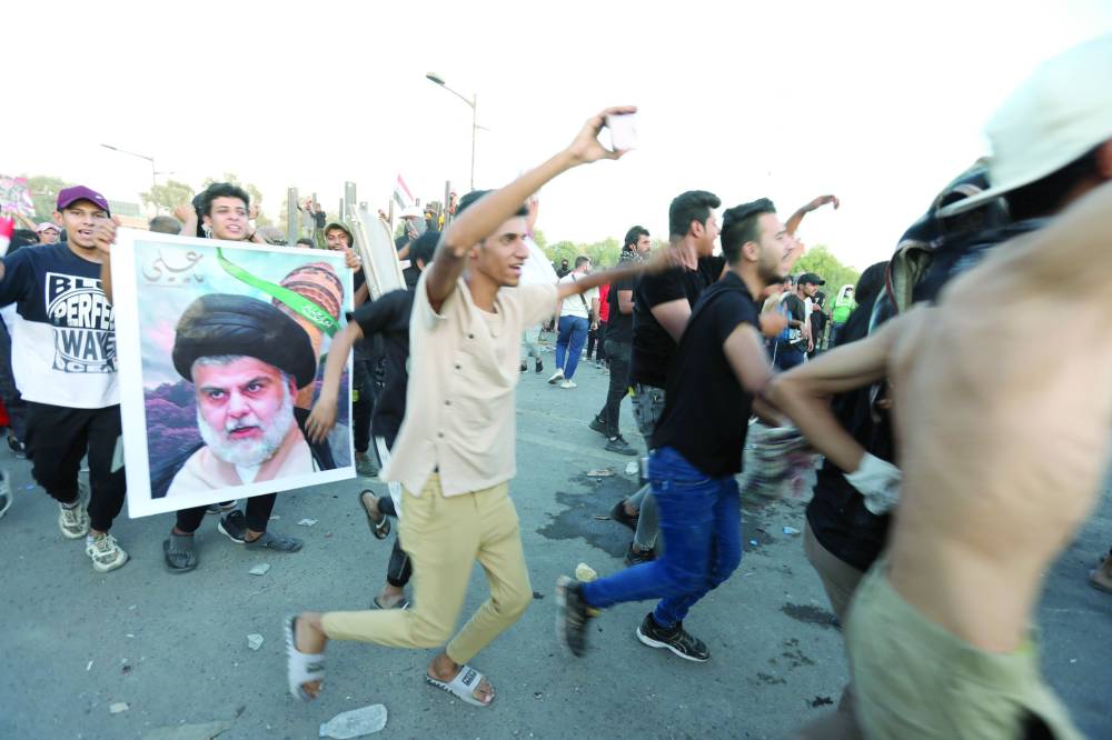 Fotoğraf Altı: Sadr Hareketi’nin destekçileri, Ekim 2022'nin başlarında Bağdat'ta protesto düzenledi. (EPA)