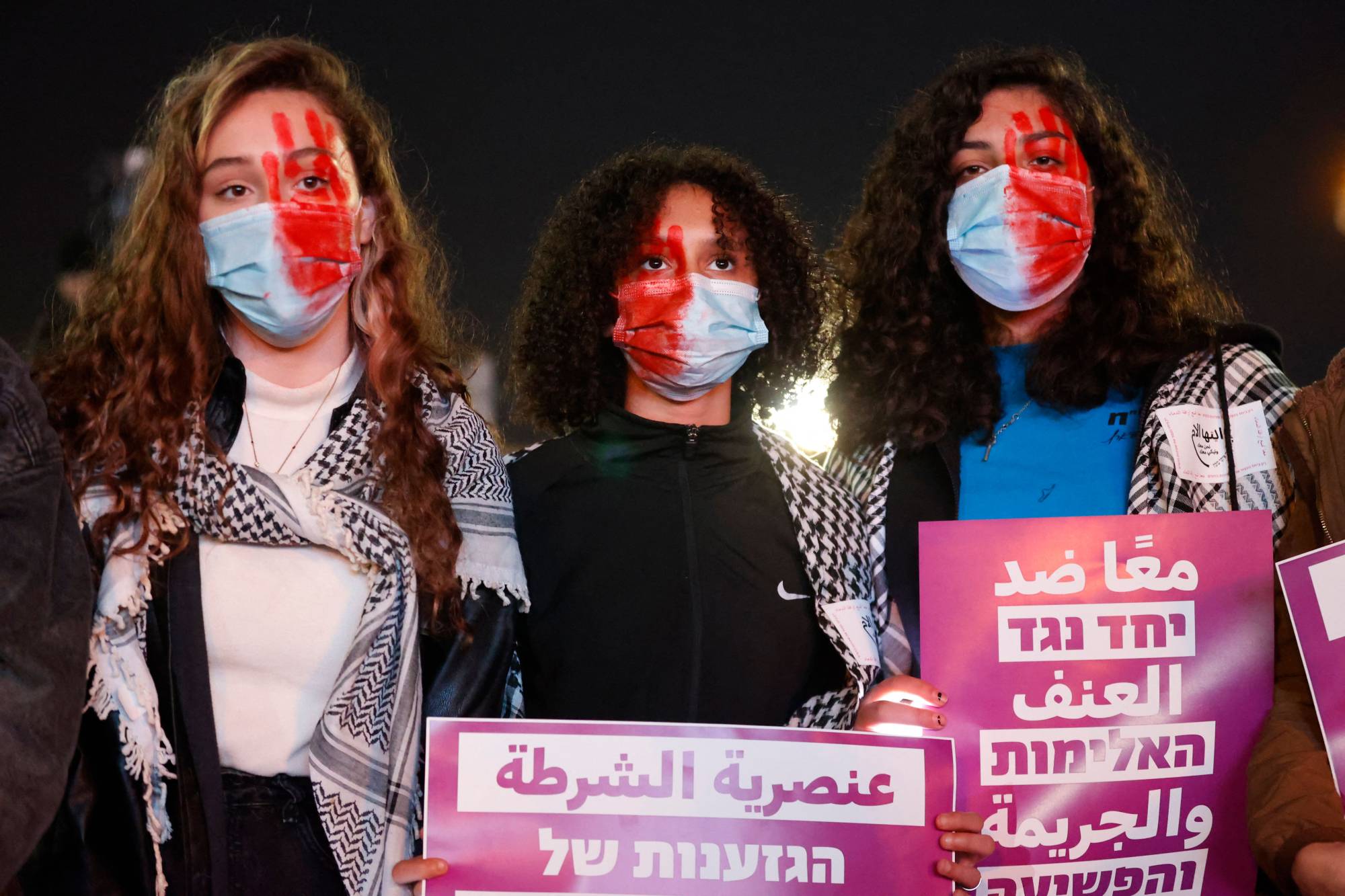 Arap ve Yahudi İsrail vatandaşları, Mart 2021’de Arap toplumundaki organize suç kurbanlarına karşı Tel Aviv’de düzenlenen bir protestoda (Getty Images)