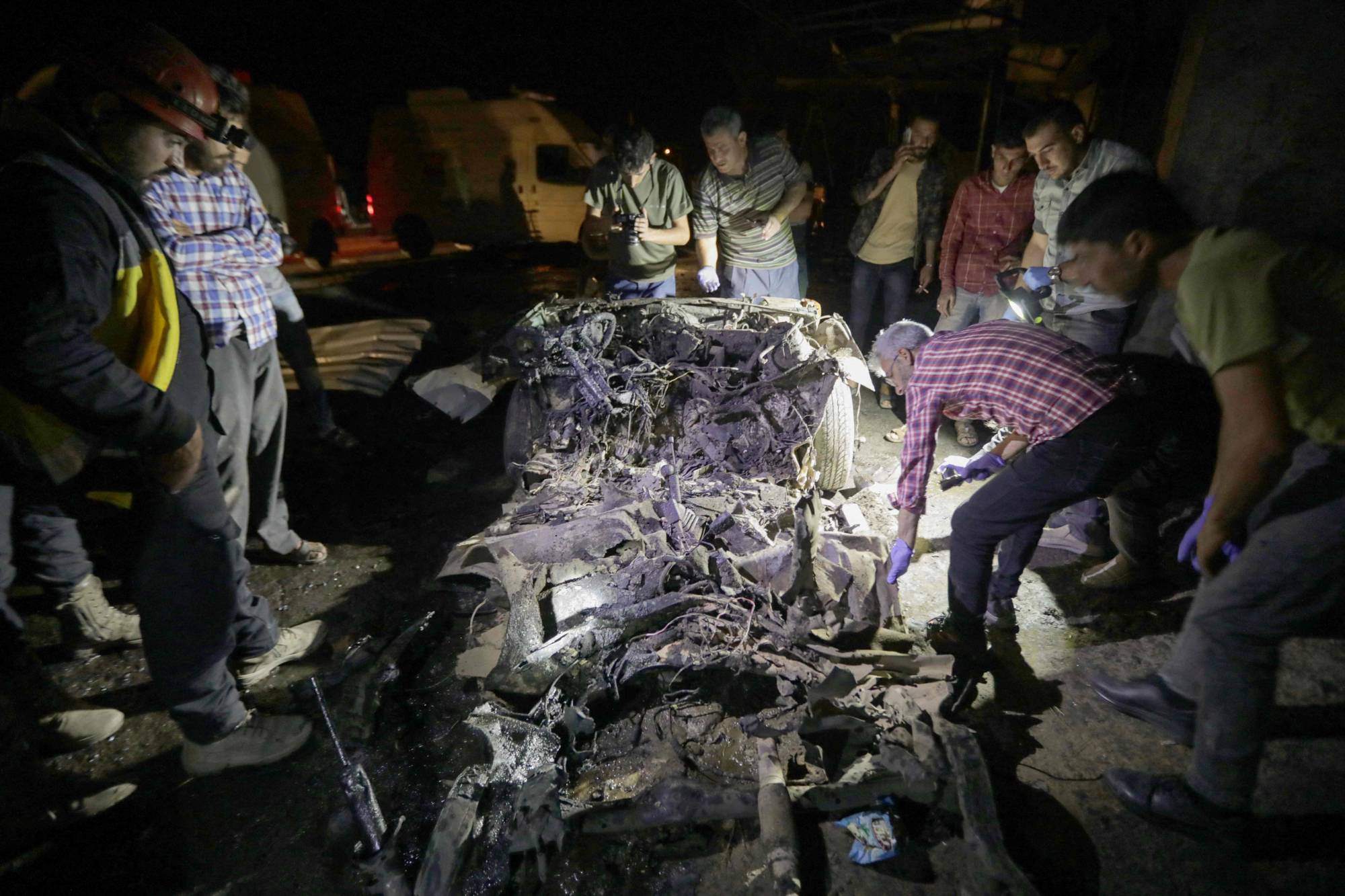 FOTO: Suriye’nin kuzeyinde, Türkiye sınırına yakın Şava kasabasında Pazar günü patlayan bir enkazı etrafında toplanan insanlar (AFP)