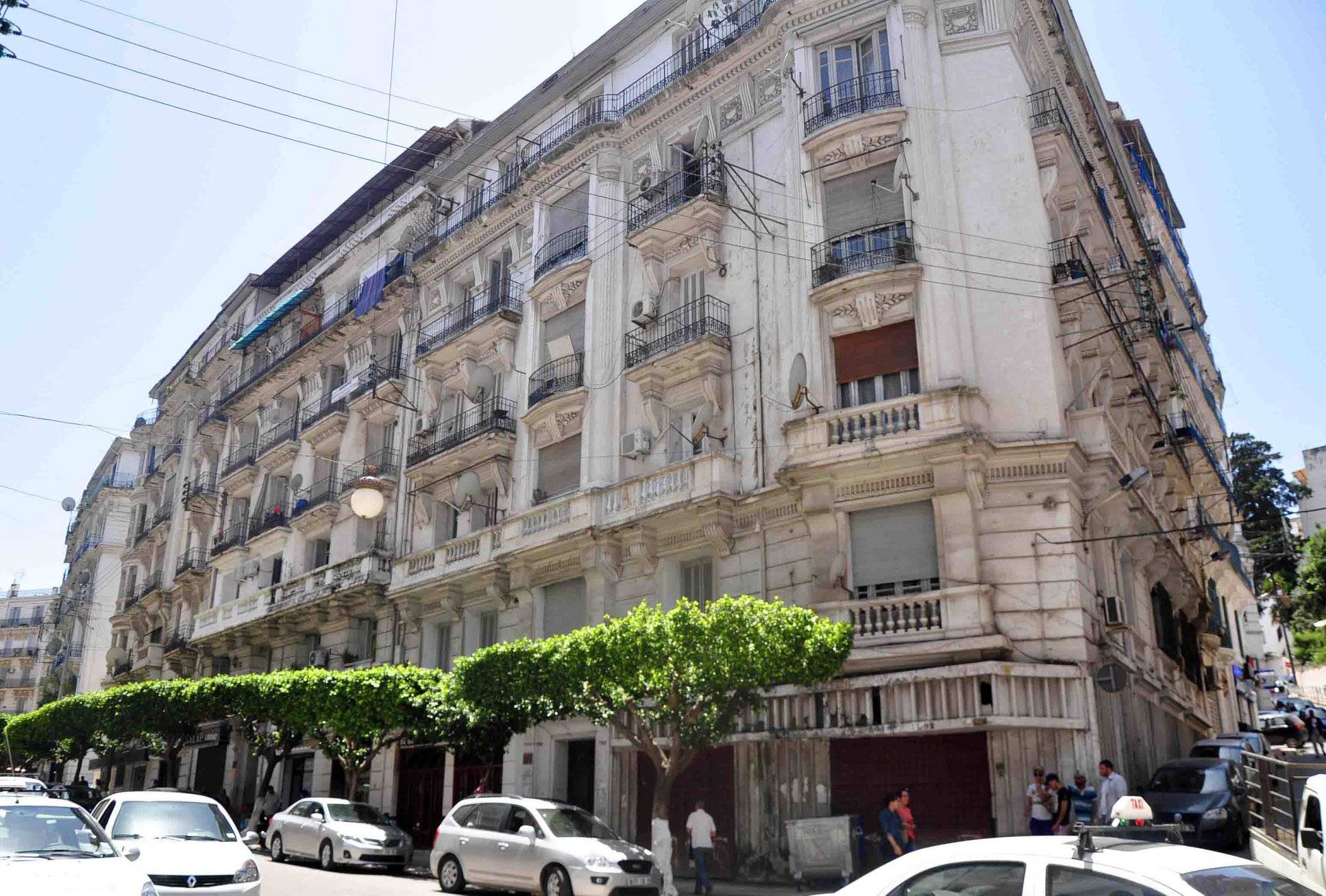 FOTO: Başkent Cezayir’in en önemli caddelerinden birinde sömürge günlerinden kalma bir bina (Şarku’l Avsat)