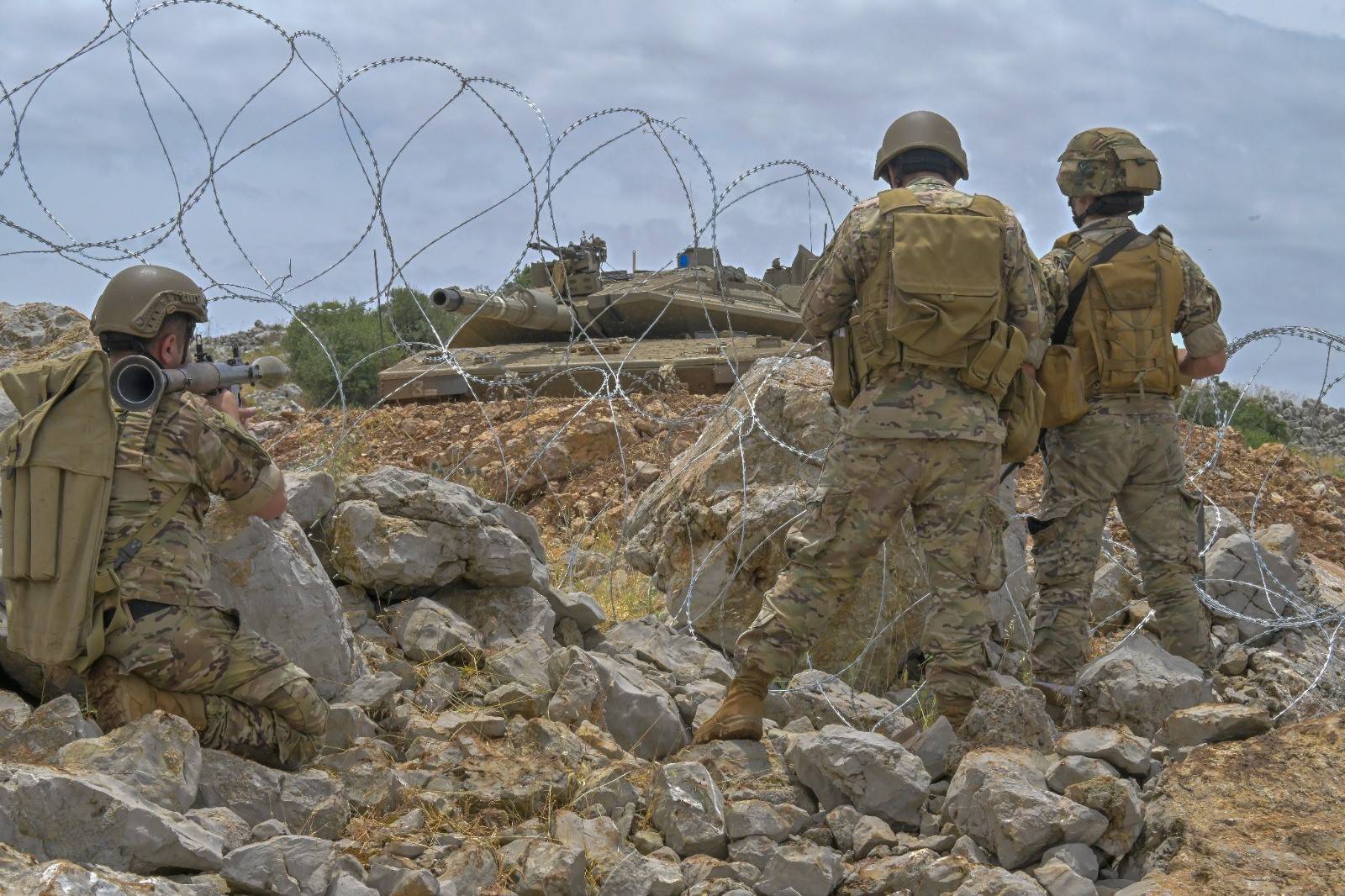 Geçtiğimiz haziran ayında roket atarını, topçu namlusunu kendisine doğrultan bir İsrail tankına doğrultan Lübnan askeri (Şarku’l Avsat)
