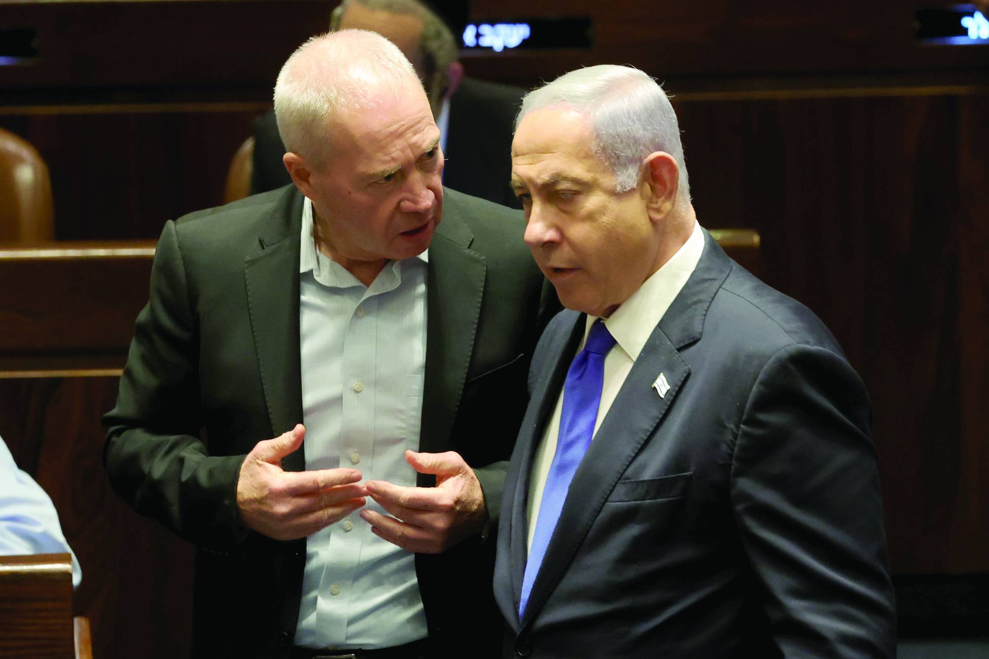 Başbakan Netanyahu ve Savunma Bakanı Gallant, yargı reformu maddelerinin oylandığı oturum öncesi konuşurken, 24 Temmuz 2023 (EPA)