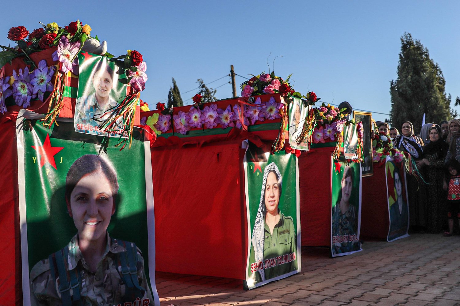 Haseke&#39;de YPG’nin kadın kolu YPJ’nin 4 üyesinin cenaze töreninden bir kare (Şarku’l Avsat)