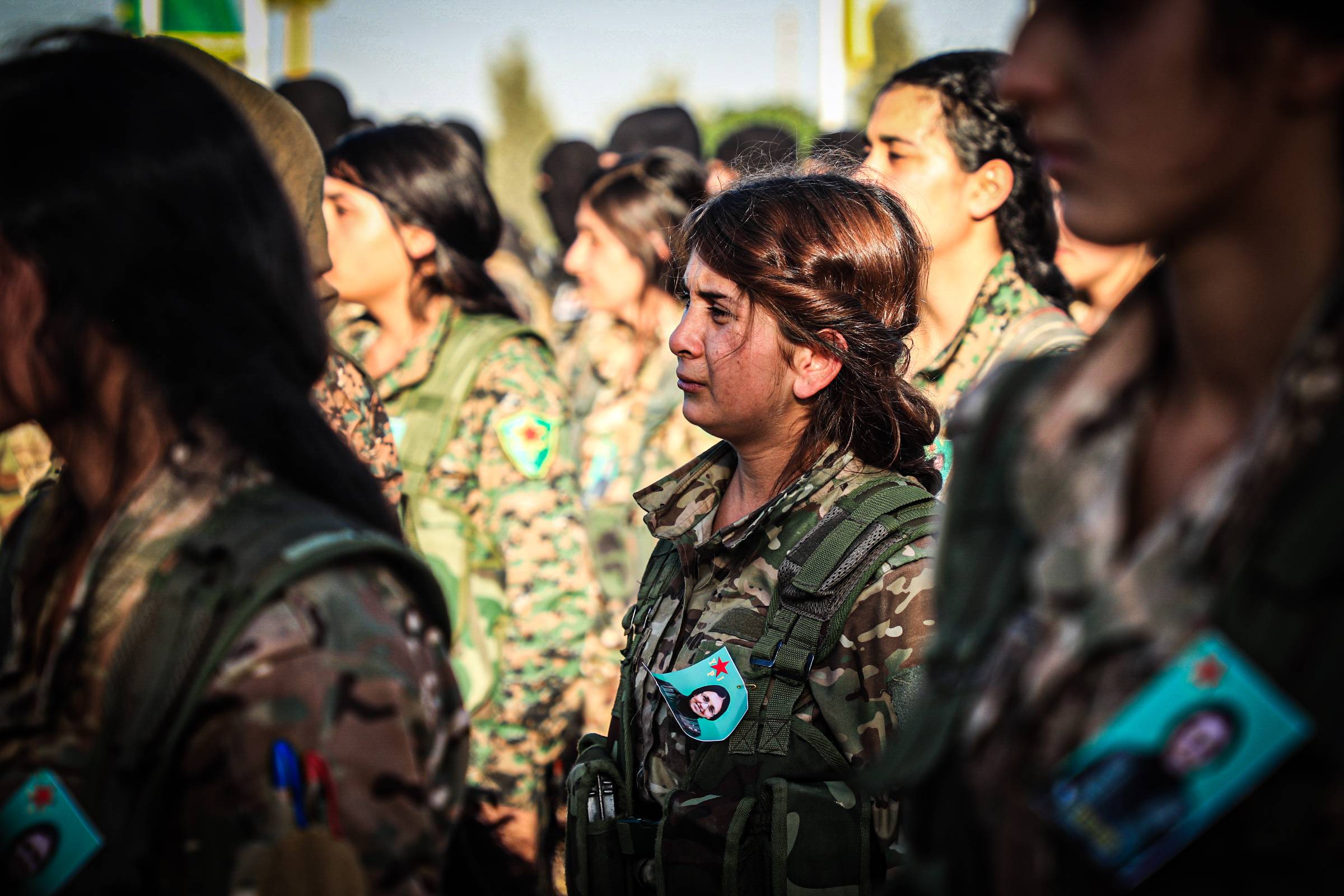YPJ üyeleri, ölenler için ağlıyor (Şarku’l Avsat)