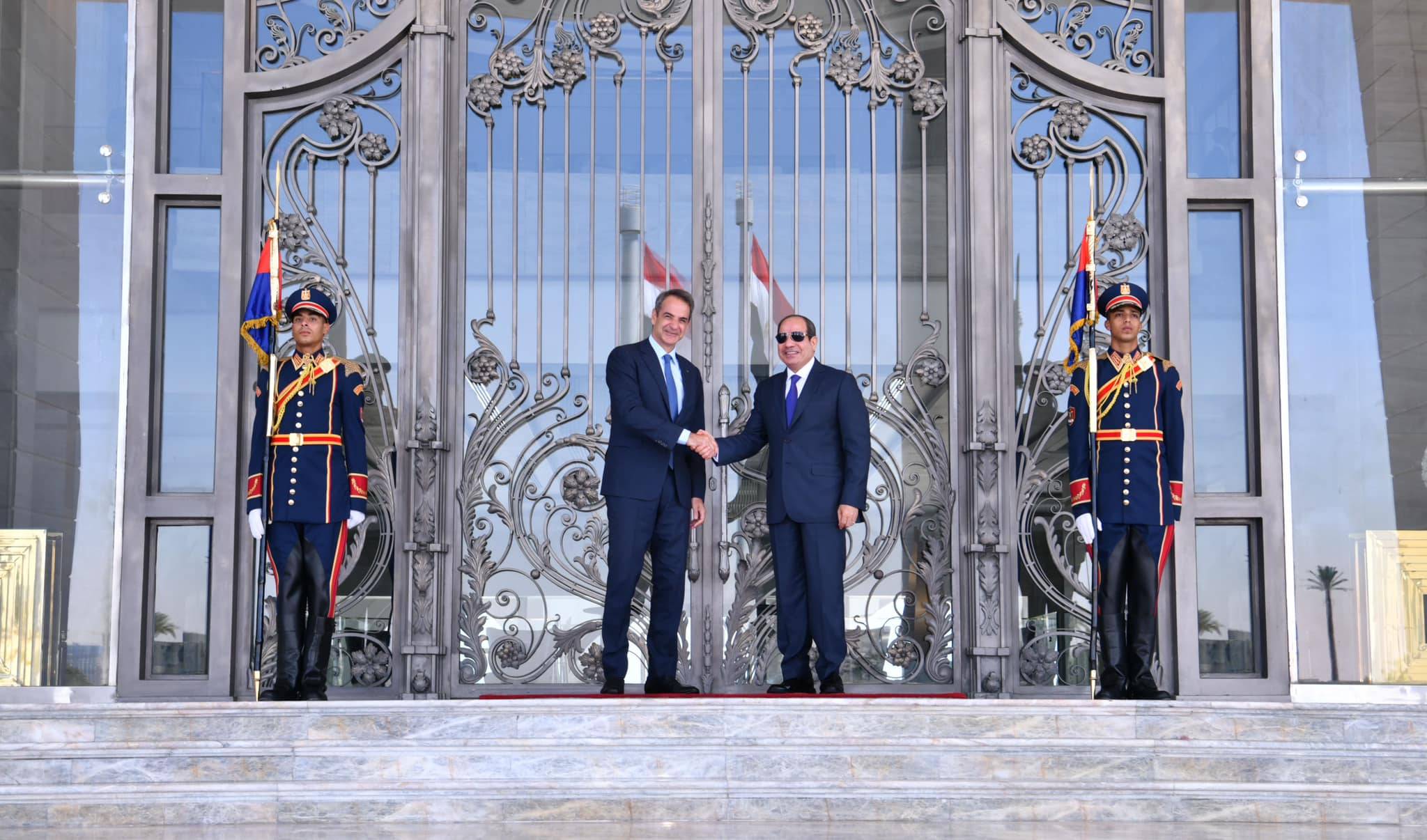 FOTO: Mısır Cumhurbaşkanı, Yunanistan Başbakanı’nı el-Alameyn şehrinde ağırladı (Mısır Cumhurbaşkanlığı)
