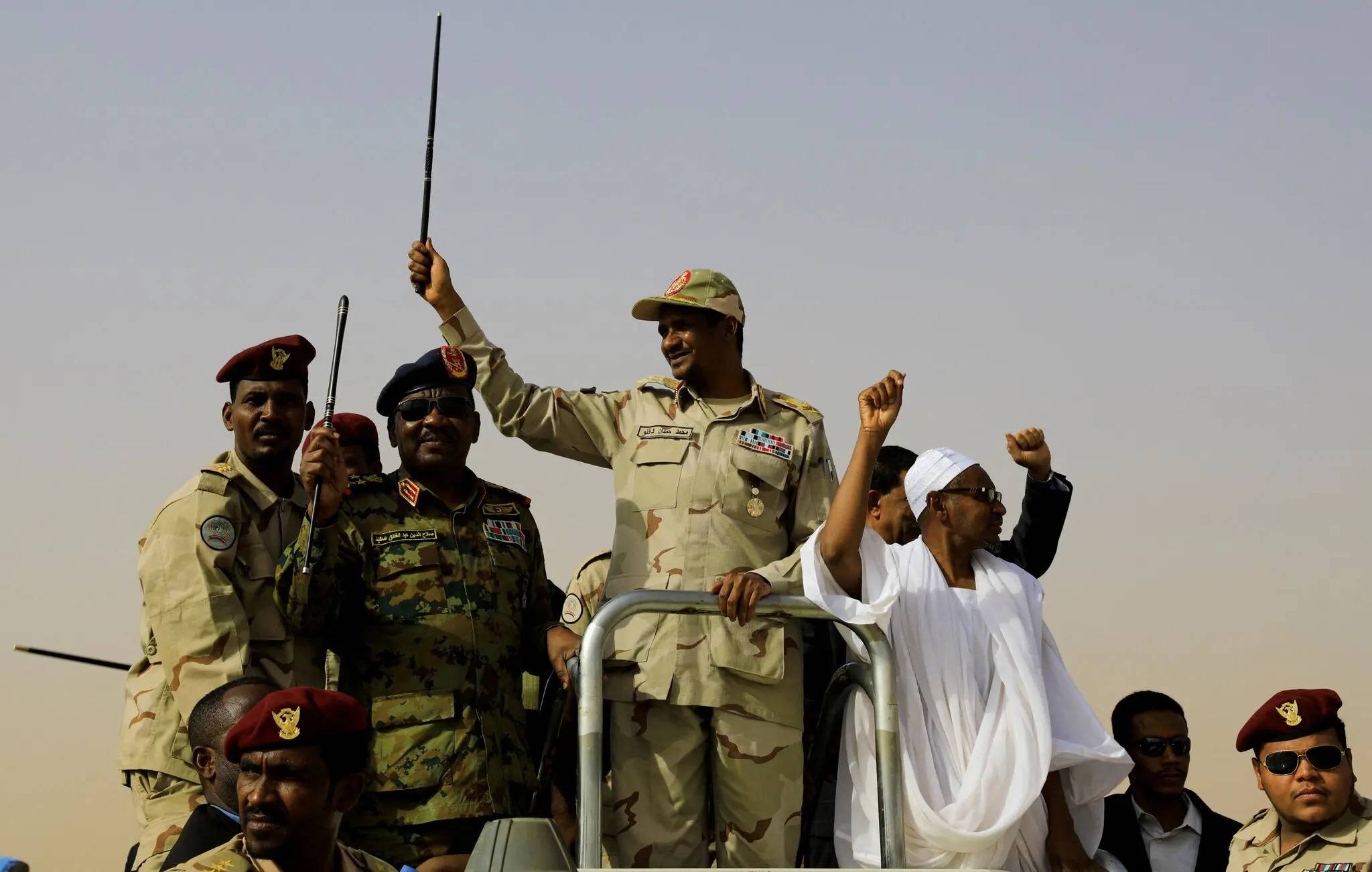 Hızlı Destek Kuvvetleri (HDK) Komutanı Korgeneral Muhammed Hamdan Daklu (Hamideti) 2019 yılında Sudan'ın Ebrac köyünde destekçilerini selamlıyor. (Reuters)