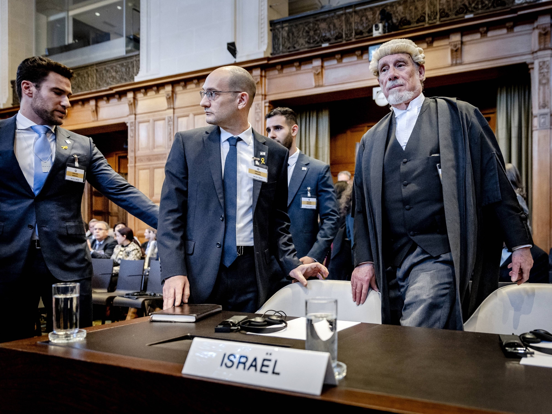 İsrail Başsavcı Yardımcısı Gilad Naoum (ortada) ve avukat Malcolm Shaw (sağda), duruşma başlamadan önce. (AFP)