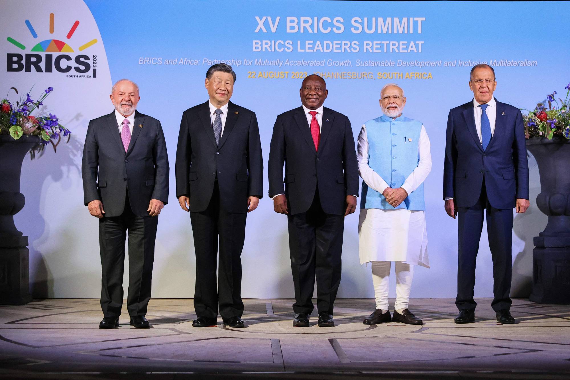 Solsan sağa doğru: Brezilya, Çin, Güney Afrika, Hindistan liderleri ve Rusya dışişleri bakanı Johannesburg'daki BRICS Zirvesi sırasında grup fotoğrafı için poz veriyor (AFP)