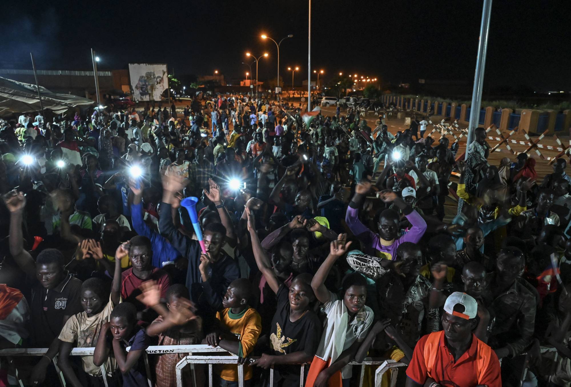 FOTO: Nijer’deki askeri darbeyi destekleyen göstericiler Niamey’deki Fransız üssü önünde gösteri yapıyor (AFP)