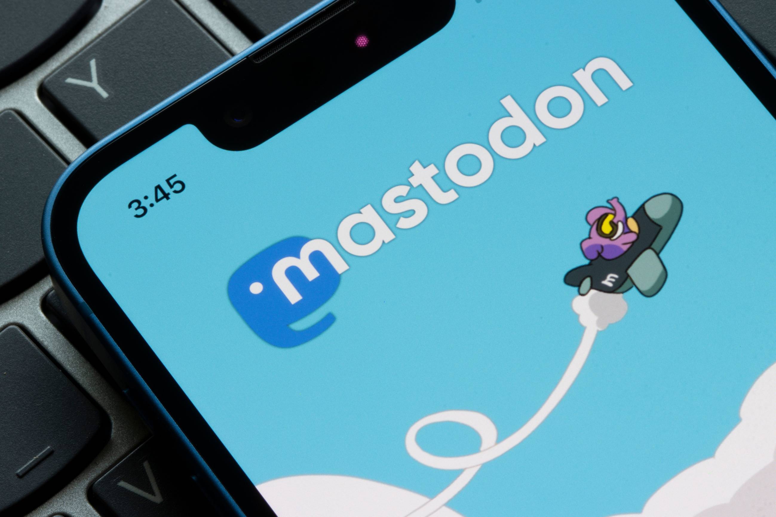 Fotoğraf Altı: Uzmanlar, Mastodon uygulamasında gönderilerin otomatik olarak silinmesi için kurallar ve istisnalar belirlenmesini tavsiye ediyor. (Shutterstock)