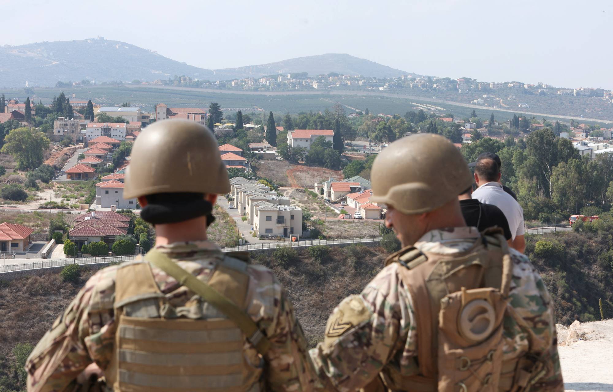 Fotoğraf Altı:  İki Lübnanlı asker sınırdaki durumu izliyor (Reuters)