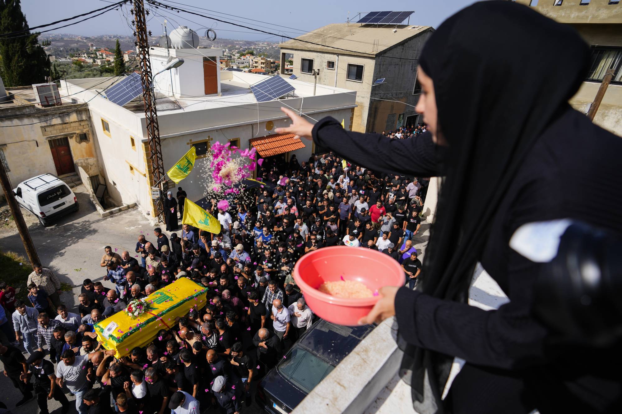 Fotoğraf Altı: Güney Lübnan'ın Mecadil köyünde bir Hizbullah unsuru için cenaze töreni düzenlendi. (AP)
