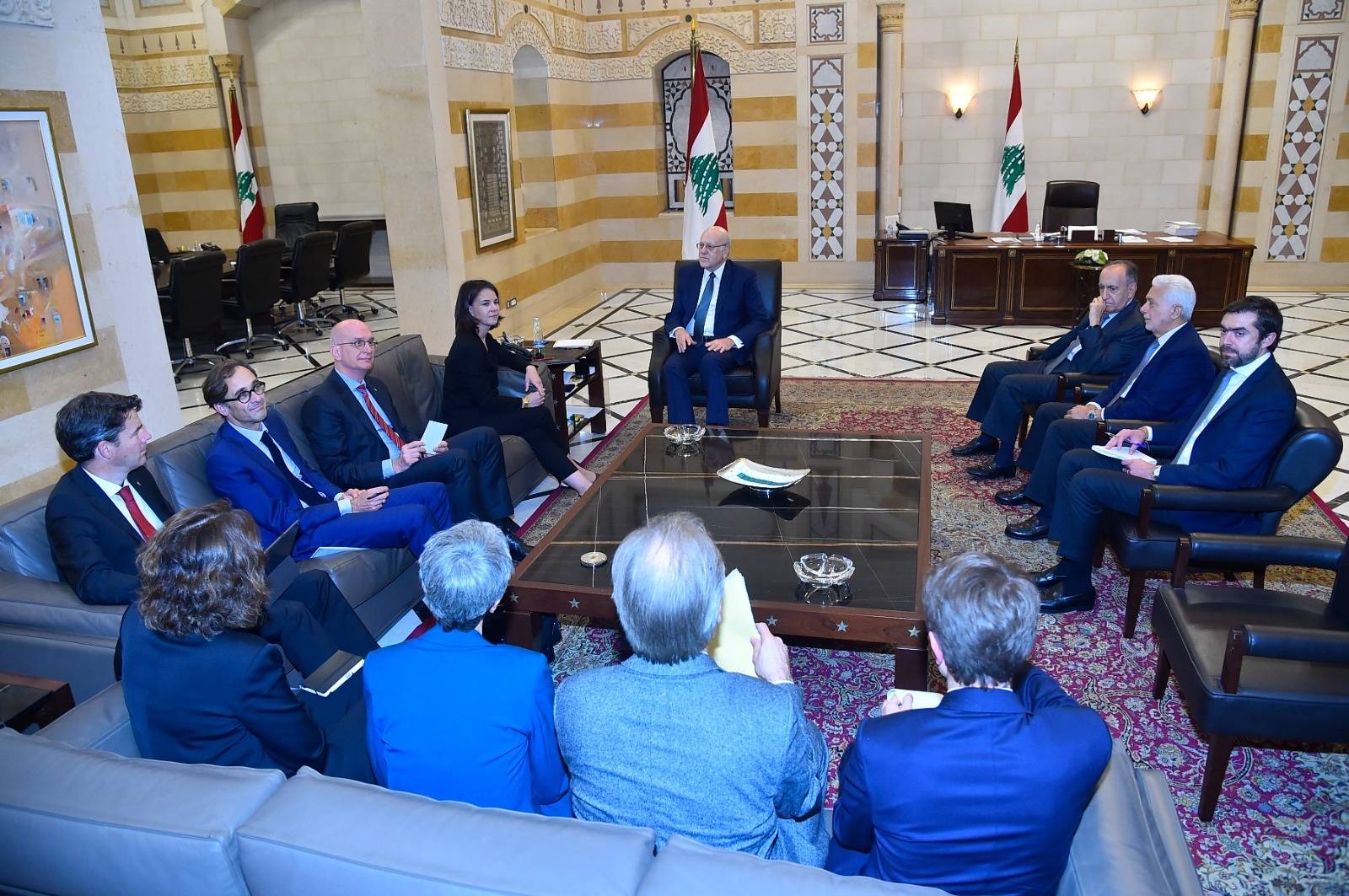 Fotoğraf Altı: Başbakan Necib Mikati, Almanya Dışişleri Bakanı Annalena Baerbock ile cuma günü Beyrut'ta bir araya geldi. (X)
