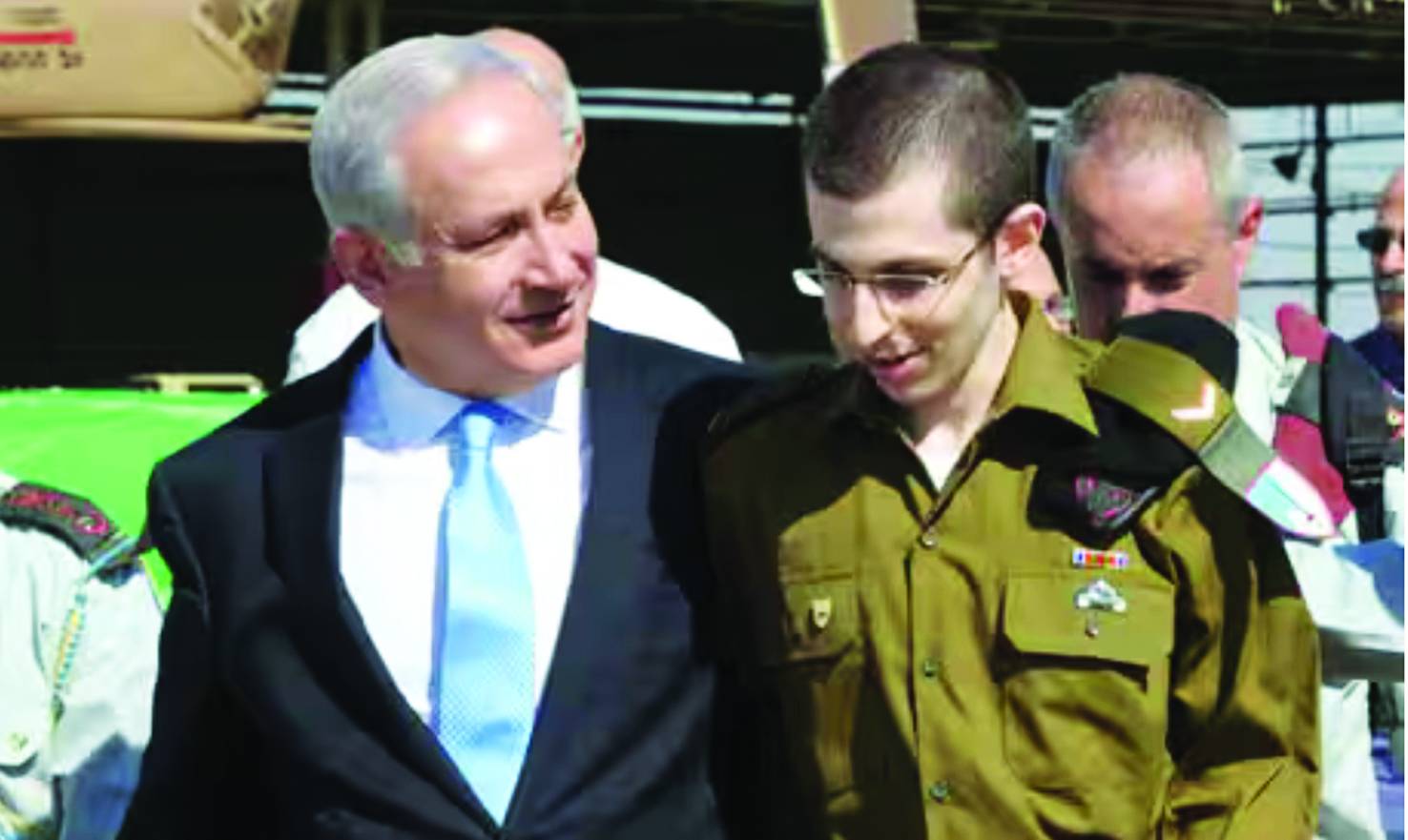 (foto altı) İsrail Başbakanı Binyamin Netanyahu, 2011 yılında takas anlaşmasıyla serbest bırakılan Gilad Şalit'i İsrail'in güneyinde karşıladı. (AP)