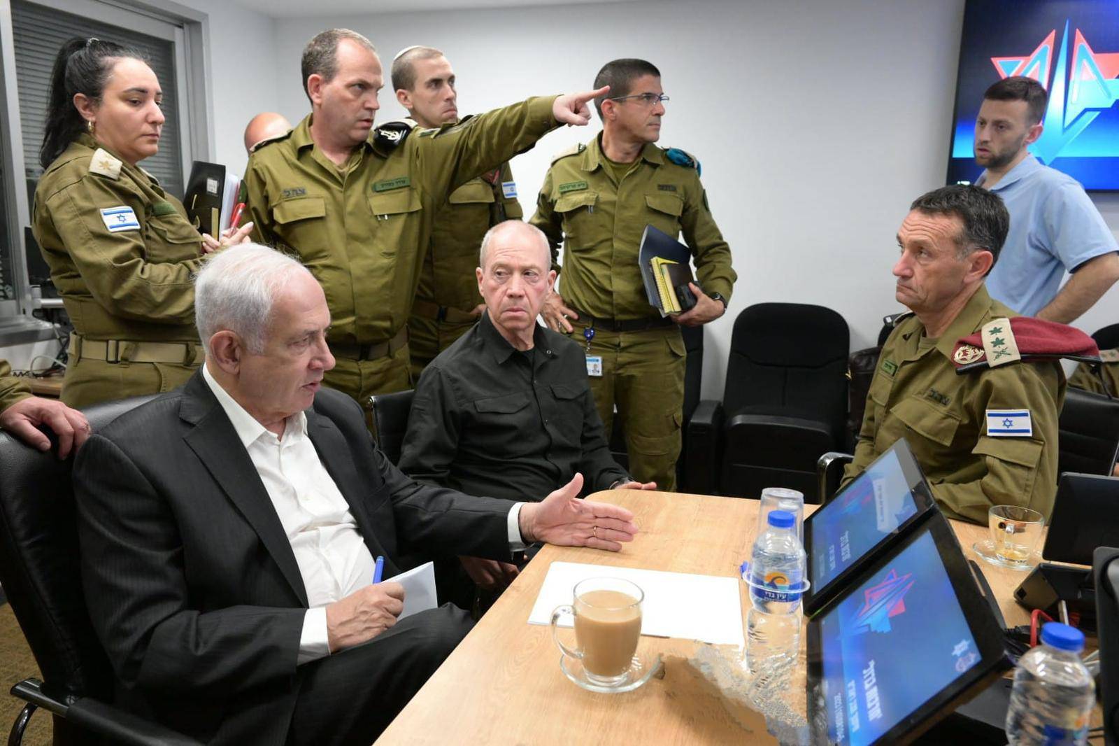 (foto altı) İsrail Başbakanı Binyamin Netanyahu ve Savunma Bakanı Yoav Gallant, İsrail ordu karargahındaki güvenlik değerlendirme oturumuna katıldı. (DPA)
