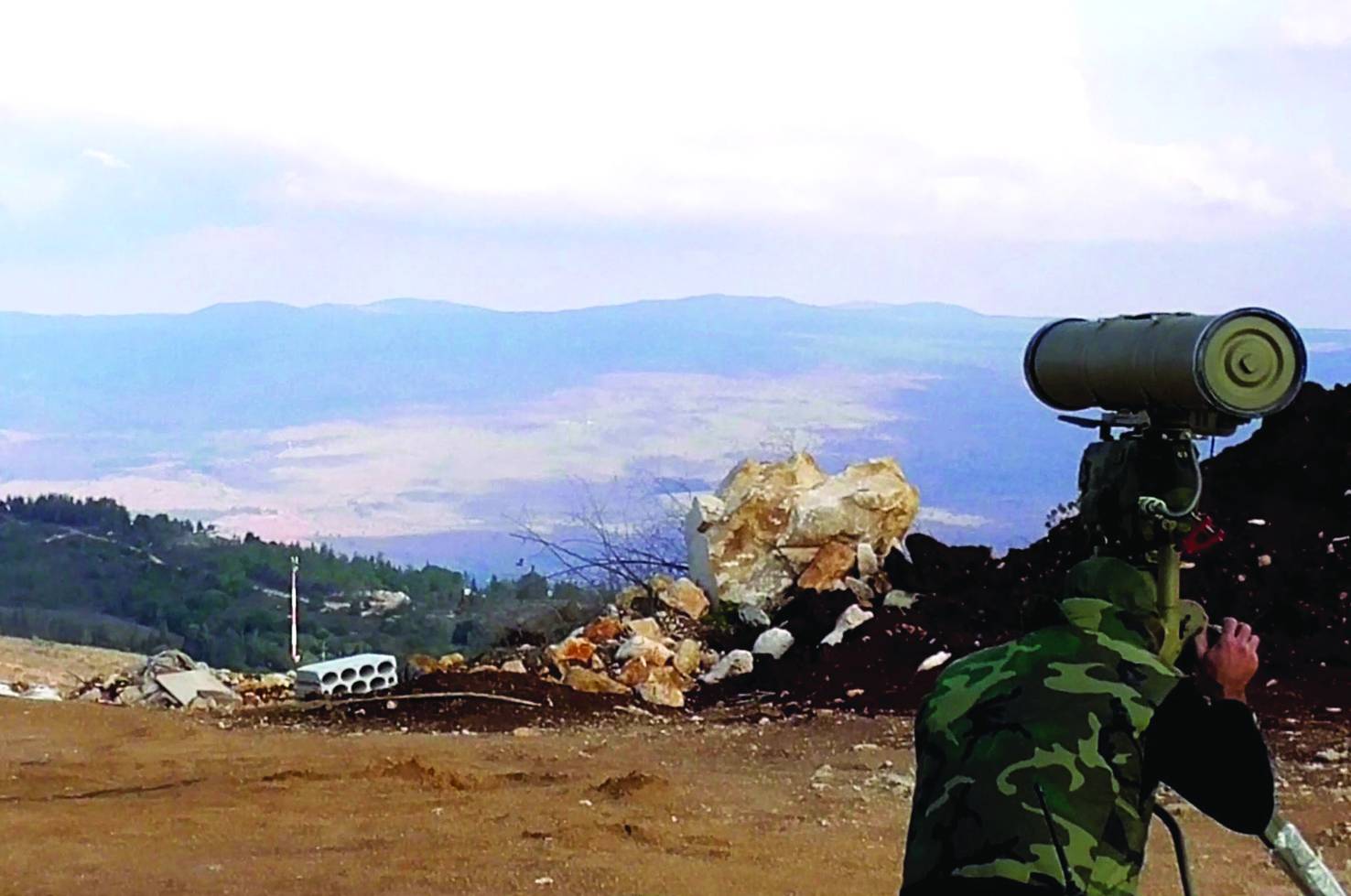 İsrail’e roket atan Hizbullah unsurlarını gösteren videodan bir kare