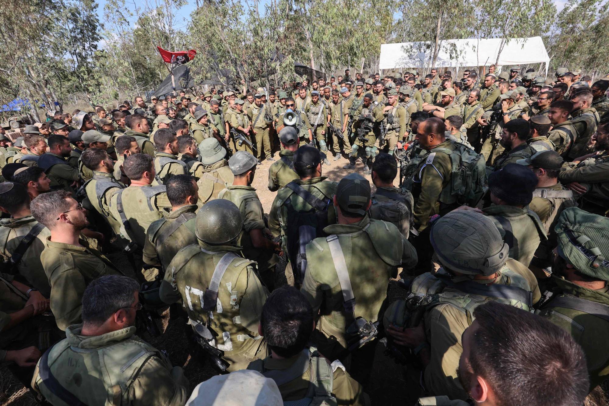 İsrail ordusu Gazze Şeridi yakınındaki Aşkelon şehrinin güneyinde toplanıyor (AFP)
