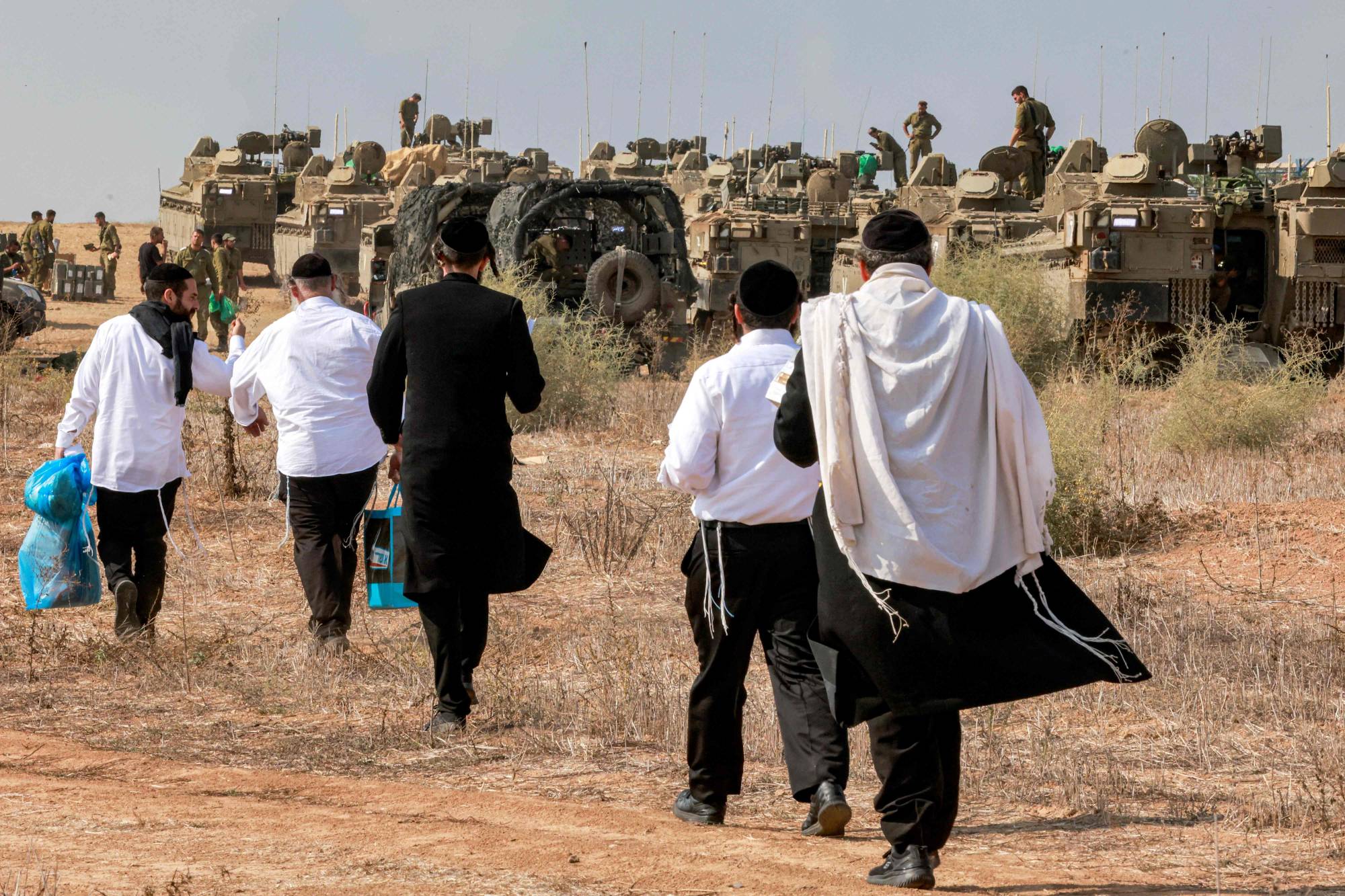 Dini Siyonizm taraftarları, desteklerini göstermek için Gazze sınırına yakın bir bölgede İsrail ordusu askerlerini ziyaret ediyor, 11 Ekim (AFP)