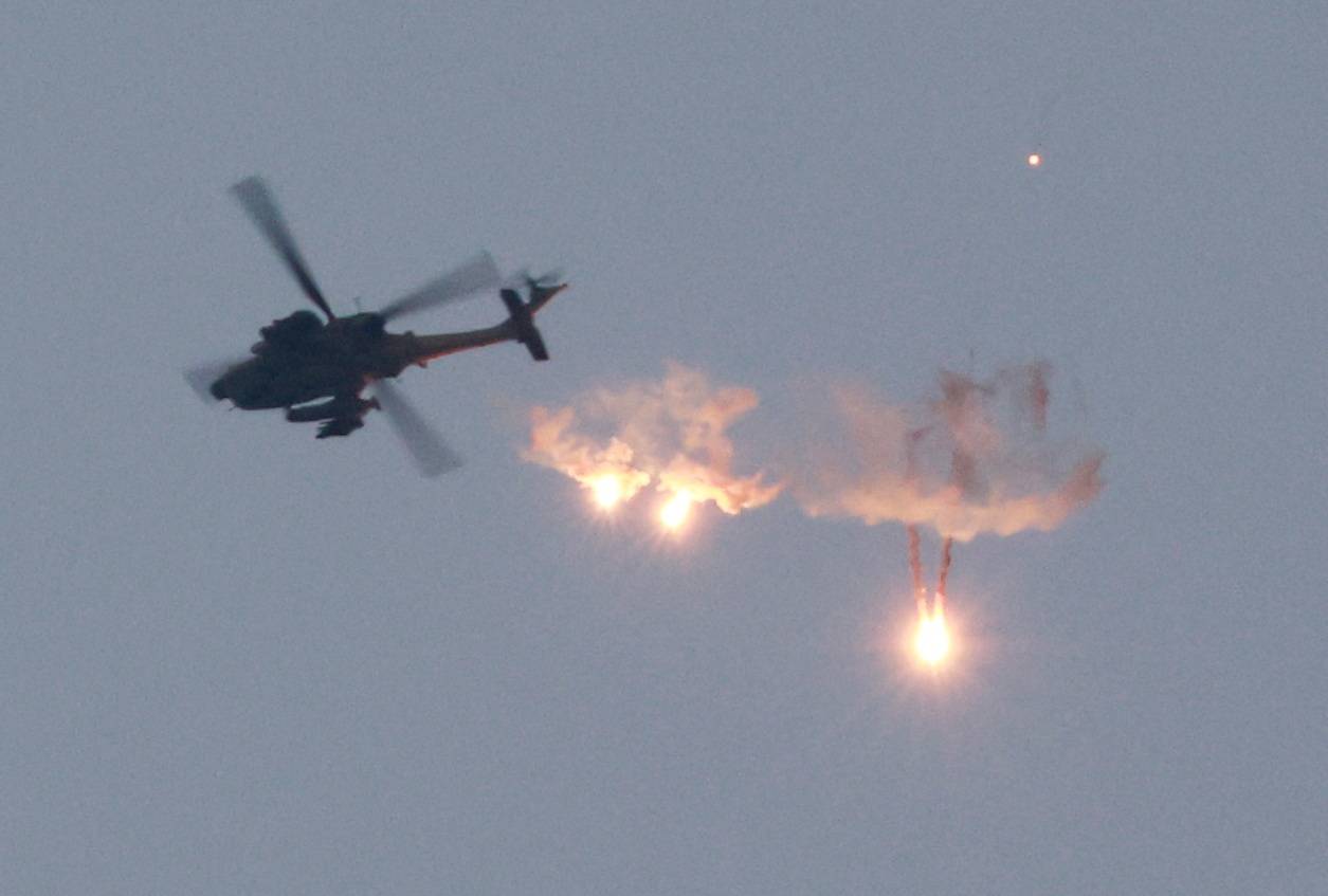 (foto altı) İsrail helikopterinden Gazze Şeridi’ne atılan bombalar. (Reuters)