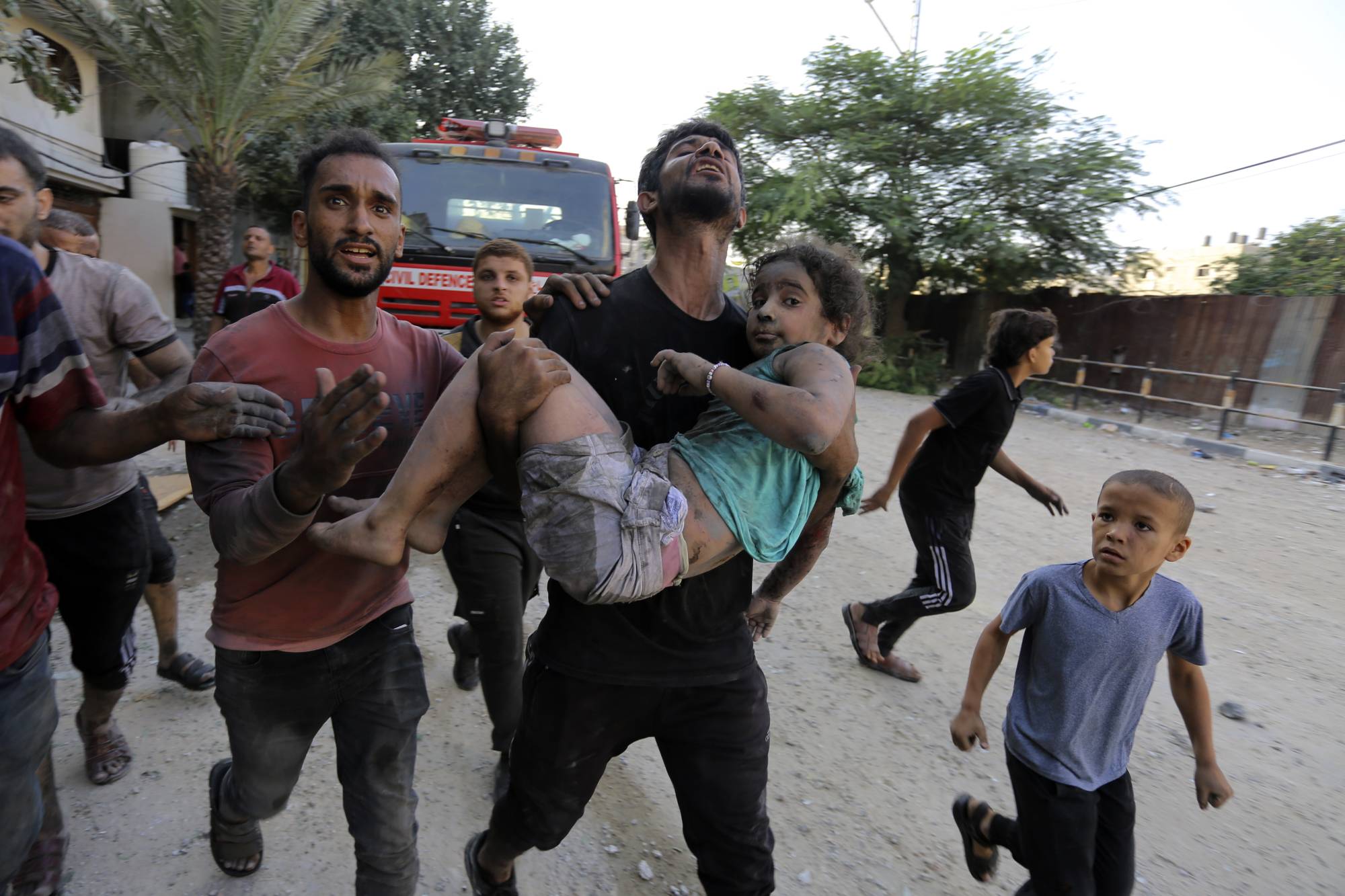 (foto altı) Cibaliye Mülteci Kampı’ndaki enkazdan kurtarılan bir kız (AP)