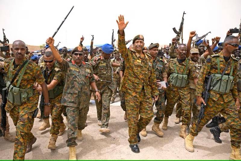 Sudan Genelkurmay Başkanı Korgeneral Abdulfettah el-Burhan, geçtiğimiz Ağustos ayında Port Sudan'daki Flamingo Deniz Üssü’nü ziyaret etti. (AFP)
