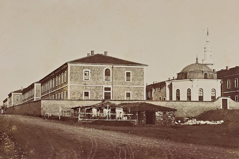 Darülaceze;  1895 yılında Sultan II. Abdülhamid'in fermanı üzerine Okmeydanı'nda 27 bin metrekarelik bir alan üzerine kurulmuş bir hayır kurumu