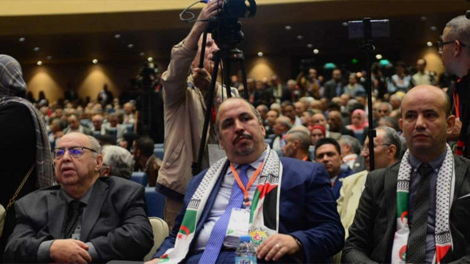 Partinin mevcut Genel Sekreteri Baci Ebu’l Fadl (ortada) parti olağan kongresin katıldı (Partinin sosyal medya hesabı)