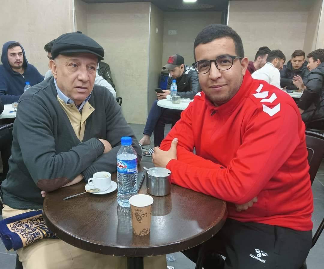 FLN Genel Sekreterliği adayı Abdülkerim bin Mübarek (solda) (Bir parti üyesinin sosyal medya hesabından)