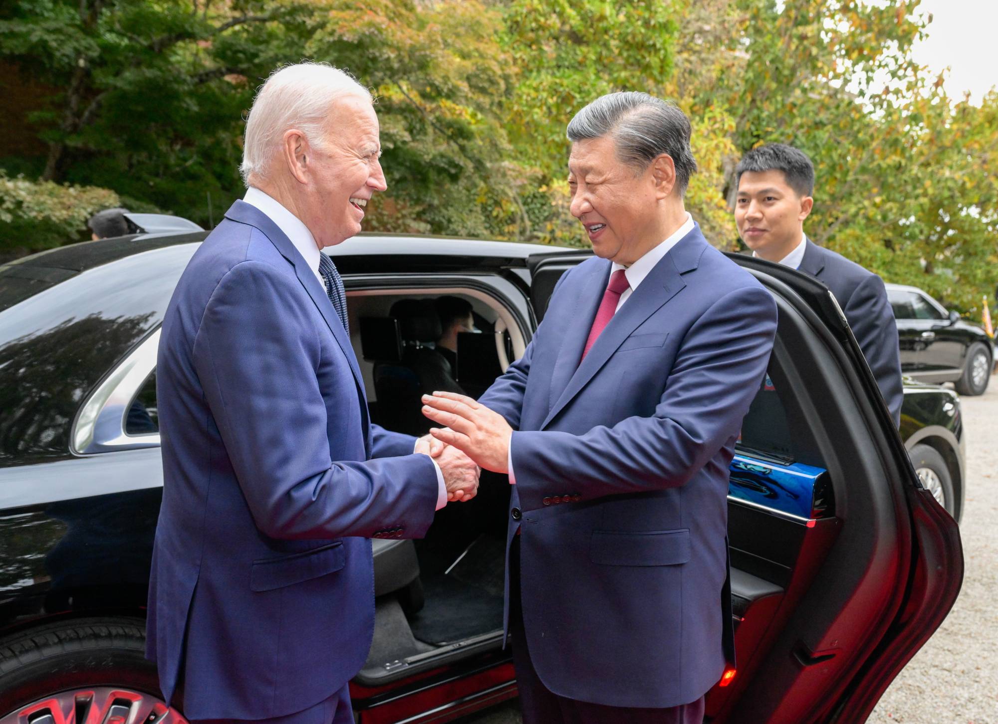 Fotoğraf Altı: ABD Başkanı Joe Biden, Kaliforniya'daki görüşmelerinin ardından Çin Devlet Başkanı’na arabasına kadar eşlik etti. (EPA)