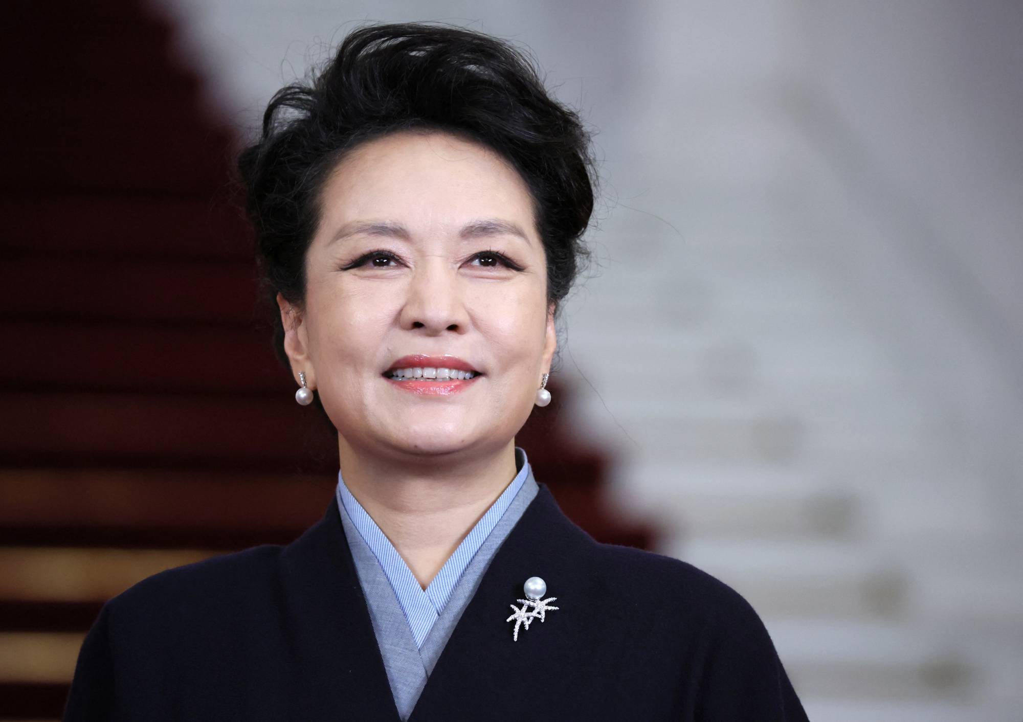 Peng Liyuan, Pekin'de Bir Kuşak Bir Yol Forumu için düzenlenen etkinlikte, katılımcıları karşılama törenine katıldı. (Reuters)