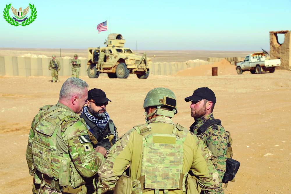 FOTO: Geçtiğimiz Ocak ayında et-Tanf Askeri Üssü yakınında Özgür Suriye Ordusu savaşçılarıyla birlikte Amerikan askerleri. (X)