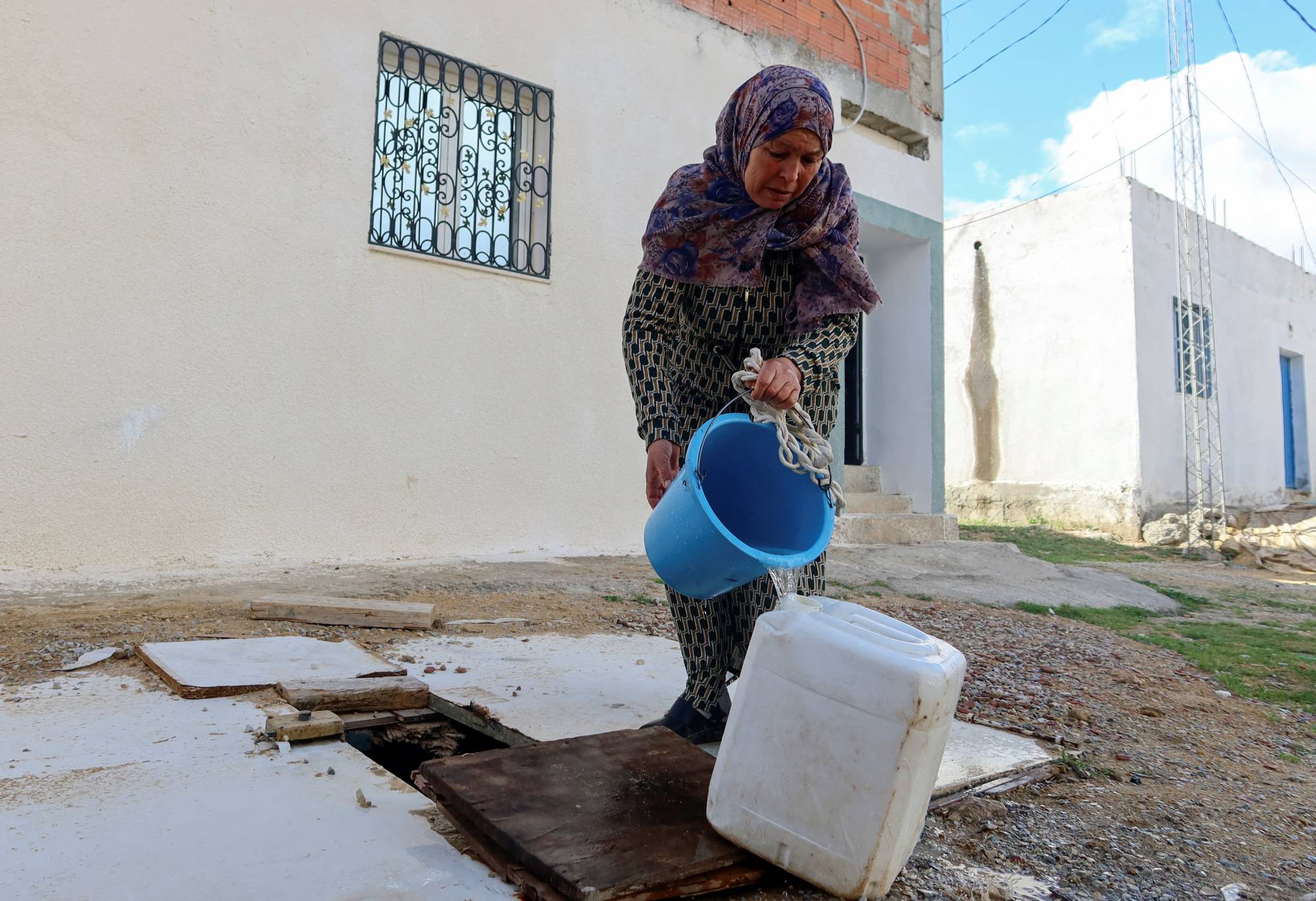 Fotoğraf Altı: Tunuslular su kesintileriyle, bidonlarla su depolayarak mücadele ediyor. (Reuters).