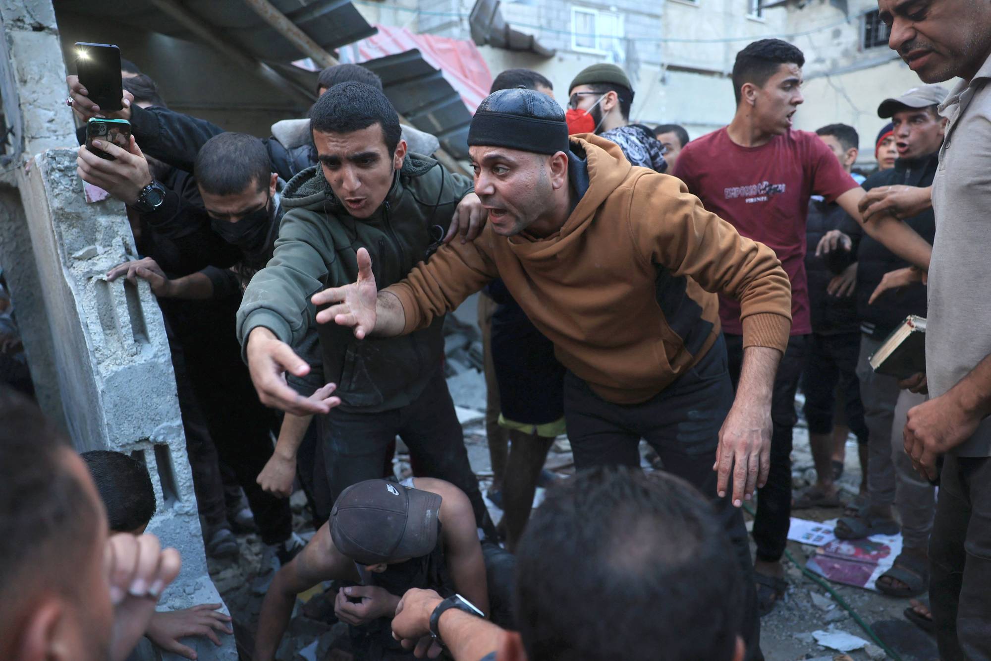 Fotoğraf Altı: İsrail’in Gazze Şeridi’nin güneyindeki Refah’ta düzenlediği bombardımanın ardından enkazda kalanların kurtarılması için çalışmalar yürütüldü. (AFP)