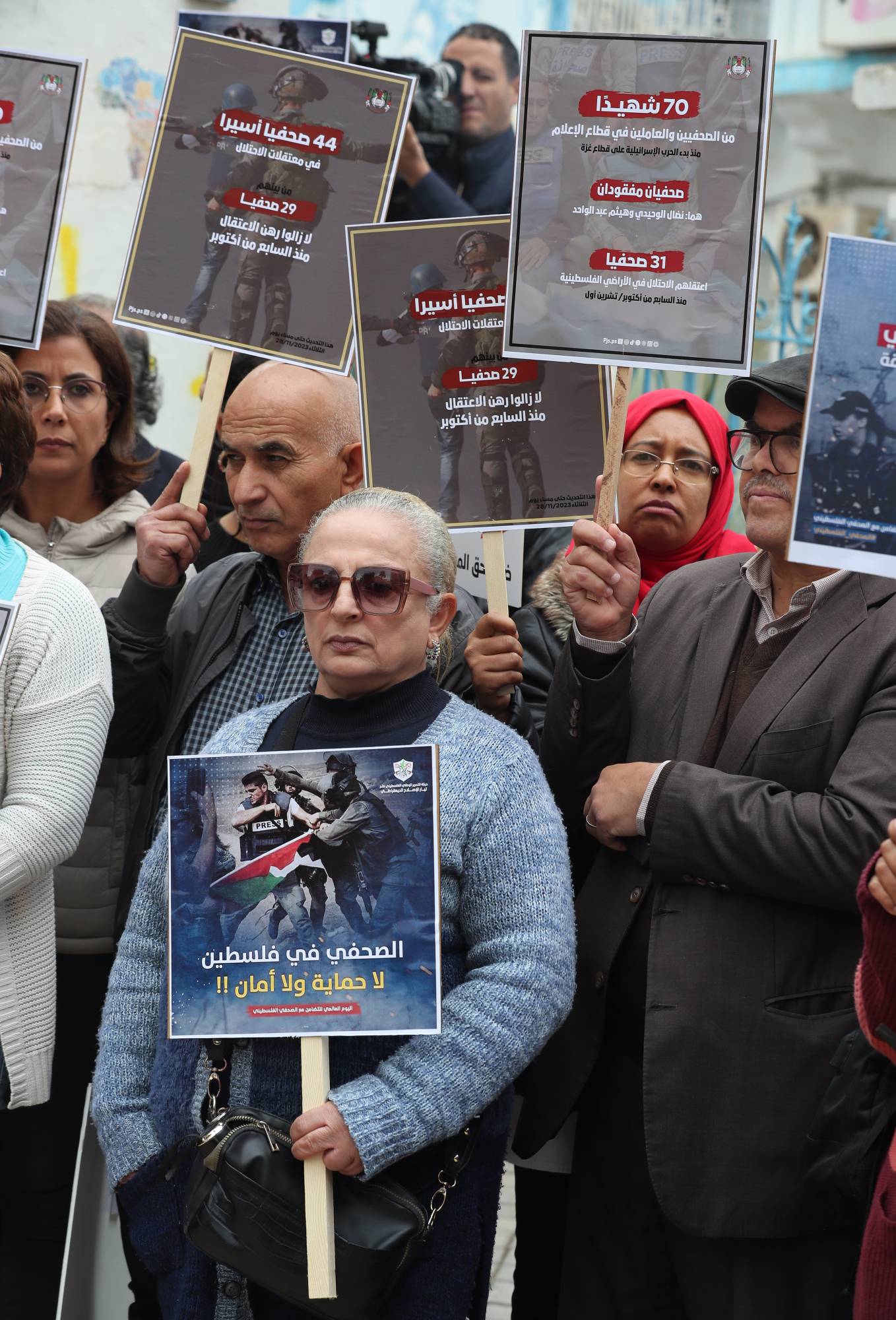 Tunus Gazeteciler Sendikası'nın çağrısıyla düzenlenen protestoya katılan Tunuslu gazeteciler (EPA)