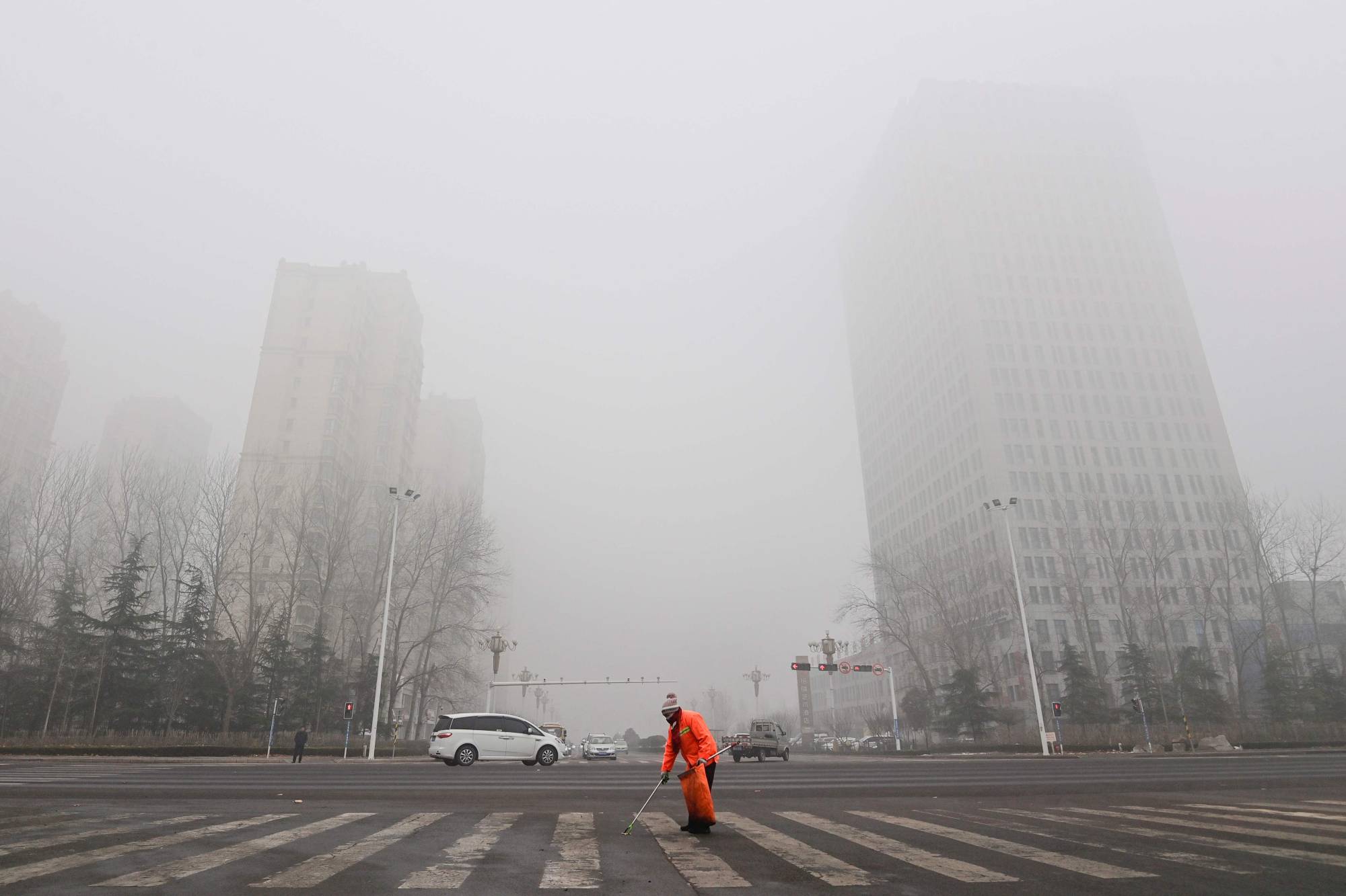Fotoğraf Altı: Çin'in Shandong eyaletinin Qingzhou bölgesi yoğun sis ve dumanla kaplandı. (AFP)