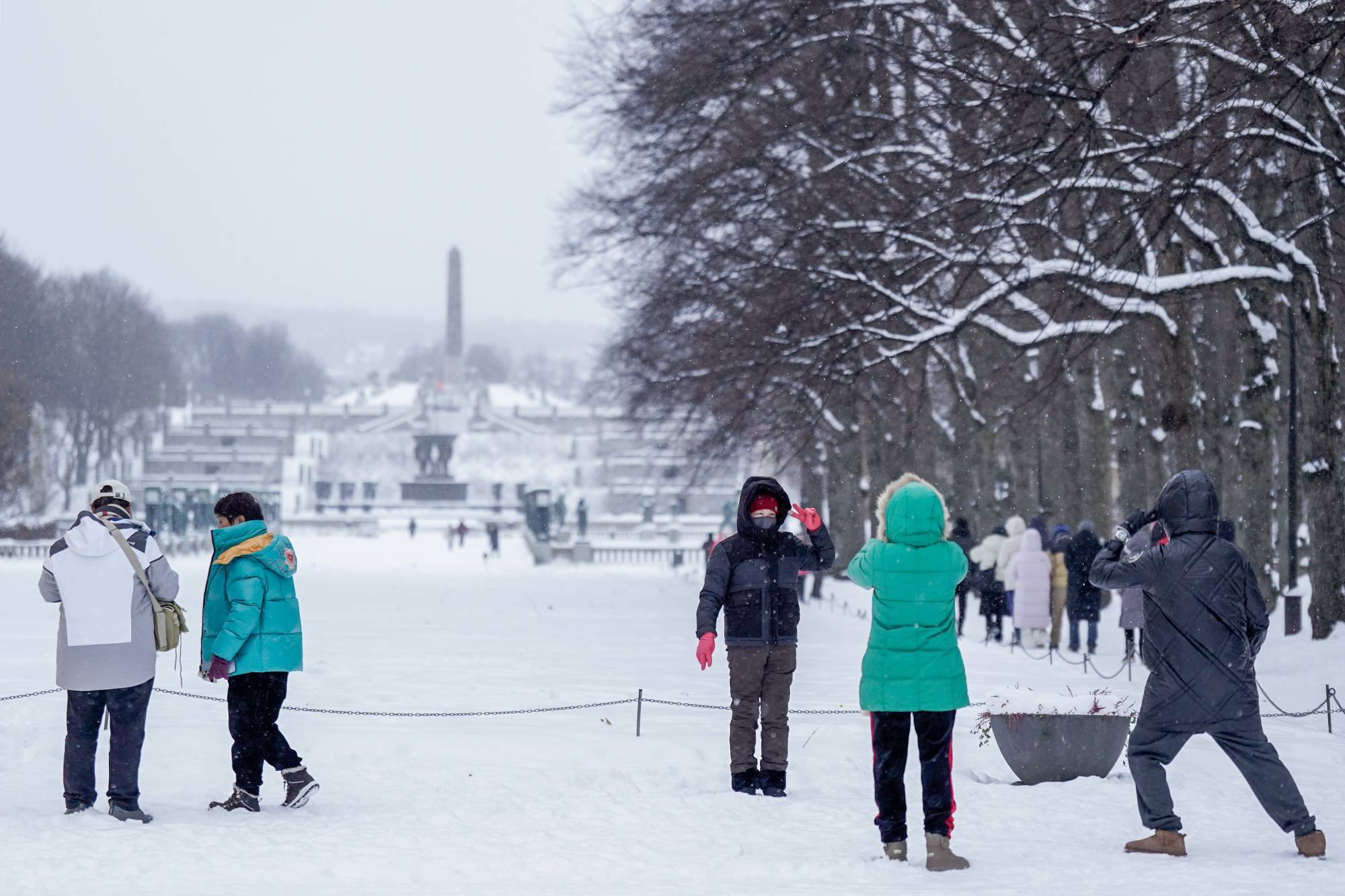 Turistler Oslo'daki Vigelandsparken'de kar yağışı sonrasında fotoğraf çekiyor (EPA)