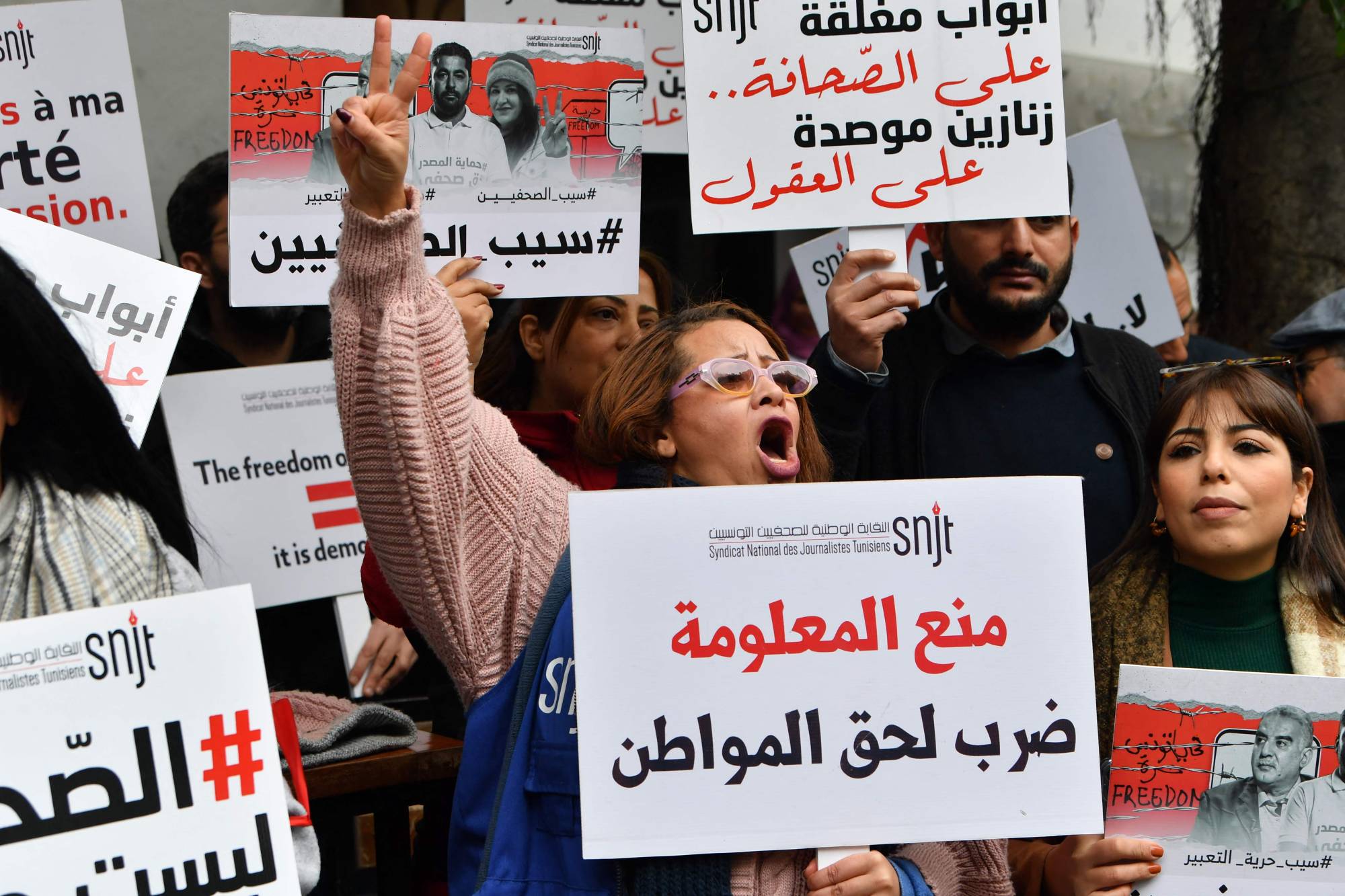 Foto: Protestocular, halen tutuklu olan 3 medya çalışanının derhal serbest bırakılmasını talep etti.