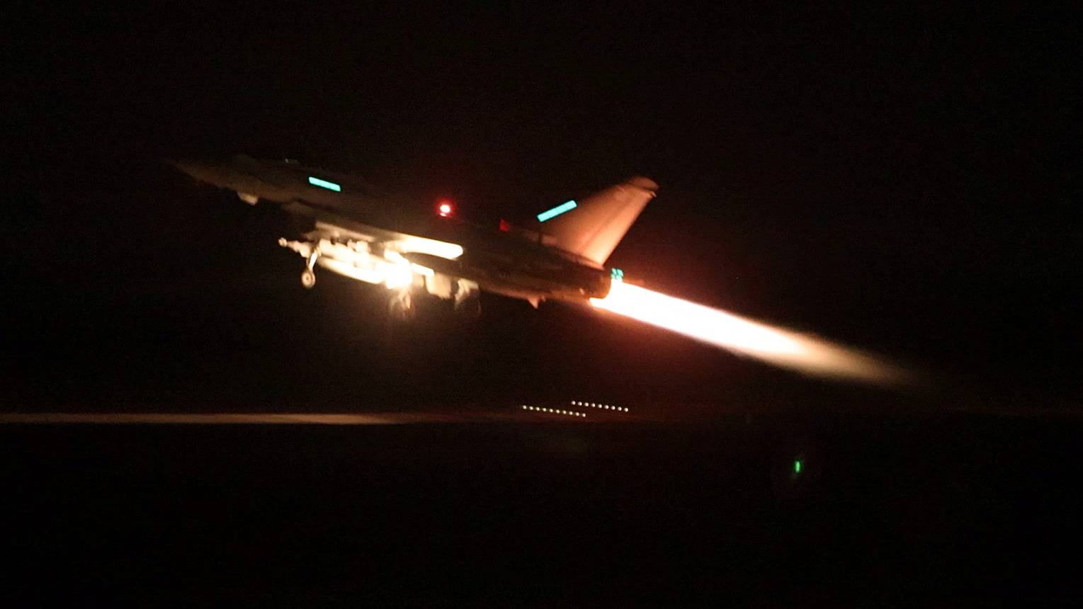 İngiliz Kraliyet Hava Kuvvetleri'ne ait Typhoon uçağı, Yemen'deki askeri hedeflere hava saldırısı düzenlemek üzere havalandı (Reuters)