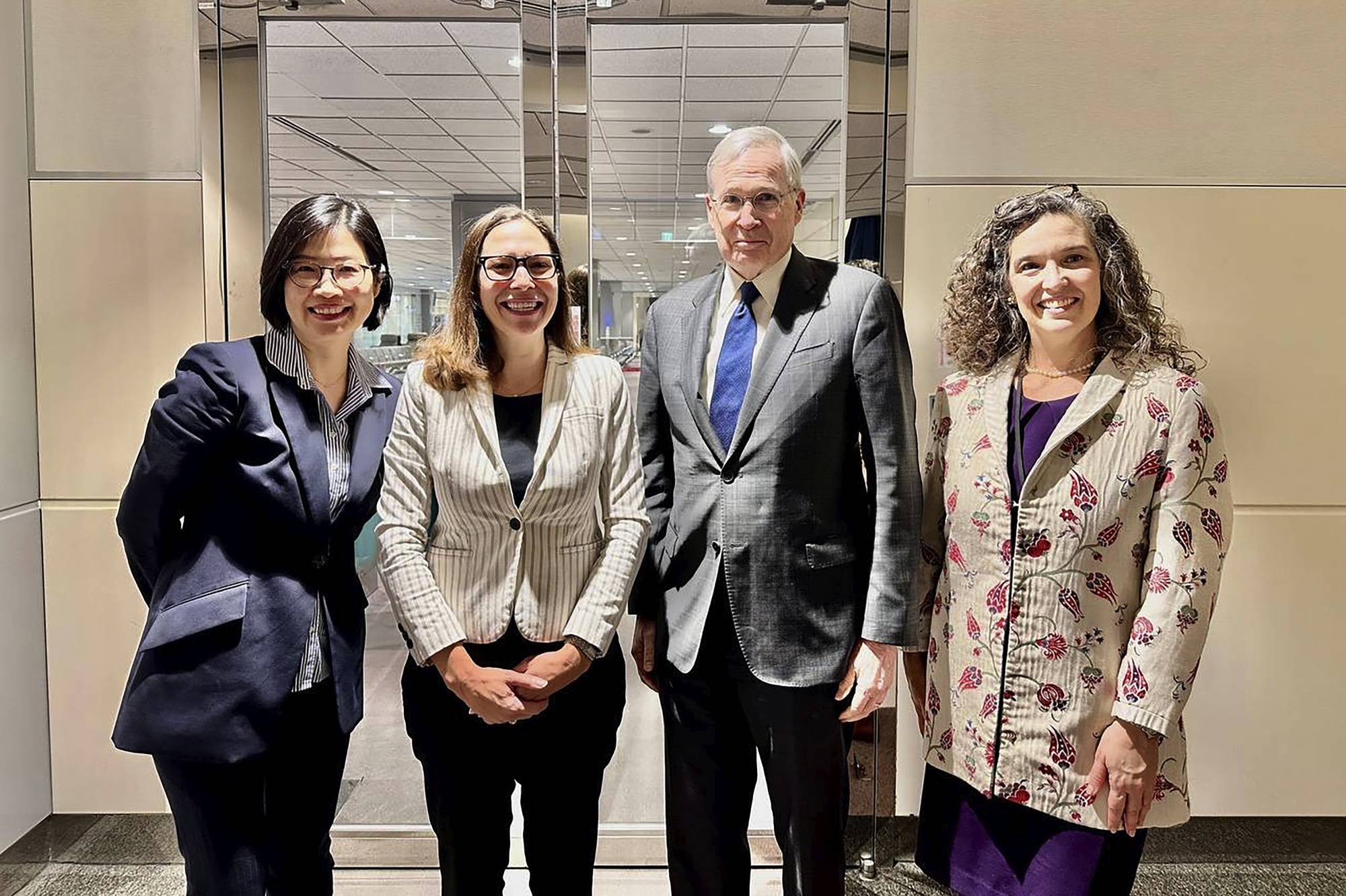 FOTO: Aralarında ABD Dışişleri Bakanlığı Kuzey Amerika Departmanı Direktörü Laura Rosenberg'in (soldan ikinci) da bulunduğu bir Amerikan heyeti Pazar günü Taipei'ye geldi (AP)