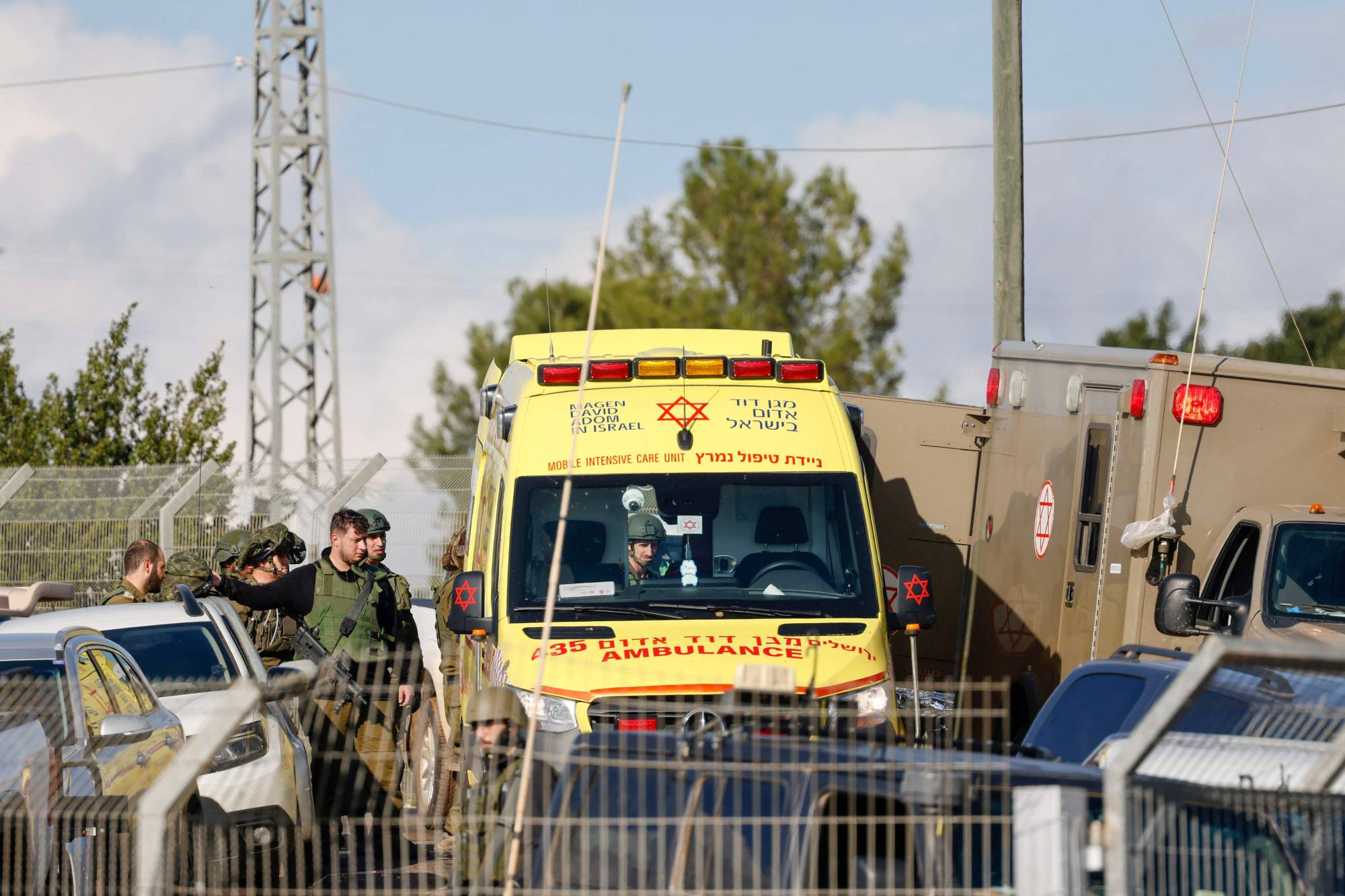 Hizbullah’ın füzeli saldırısında yaralanan bir İsrailli ambulansa taşınırken (AFP)