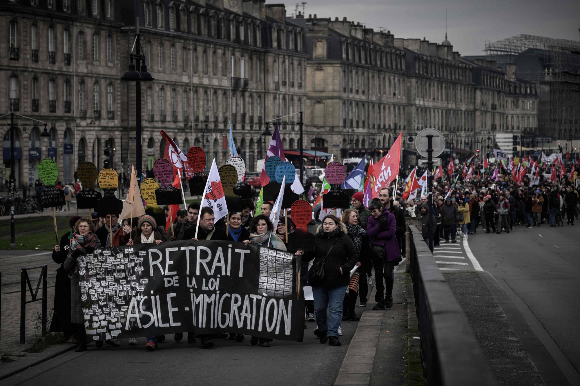 Fransa parlamentosu tarafından geçtiğimiz ayın sonlarında oylanan göç yasasının geri çekilmesi talebiyle pazar günü Bordeaux'da düzenlenen bir protesto gösterisi (AFP)