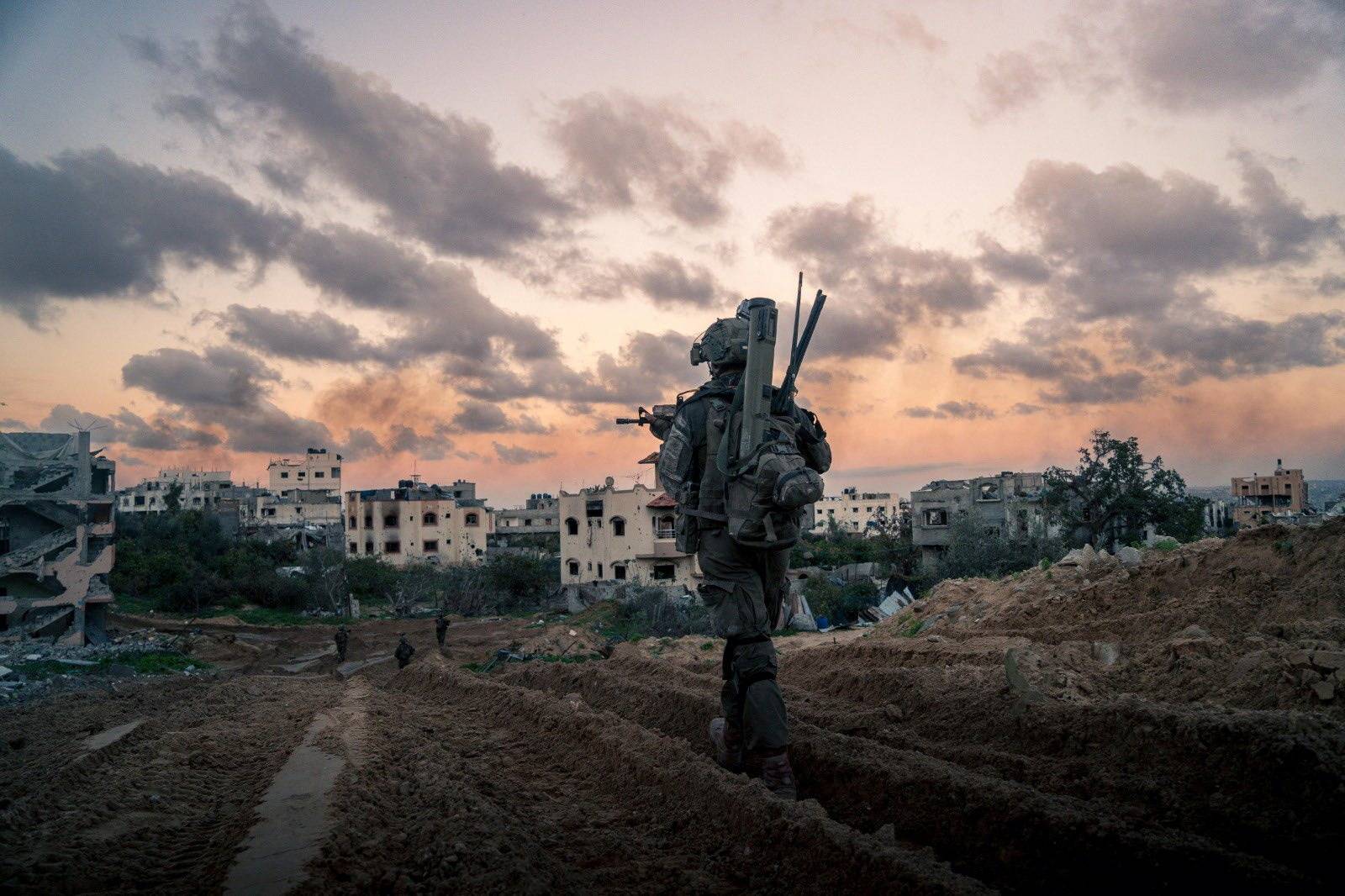 İsrail askerleri, İsrail ile Hamas arasında devam eden çatışmaların ortasında Gazze Şeridi’nde faaliyet gösteriyor (Reuters)